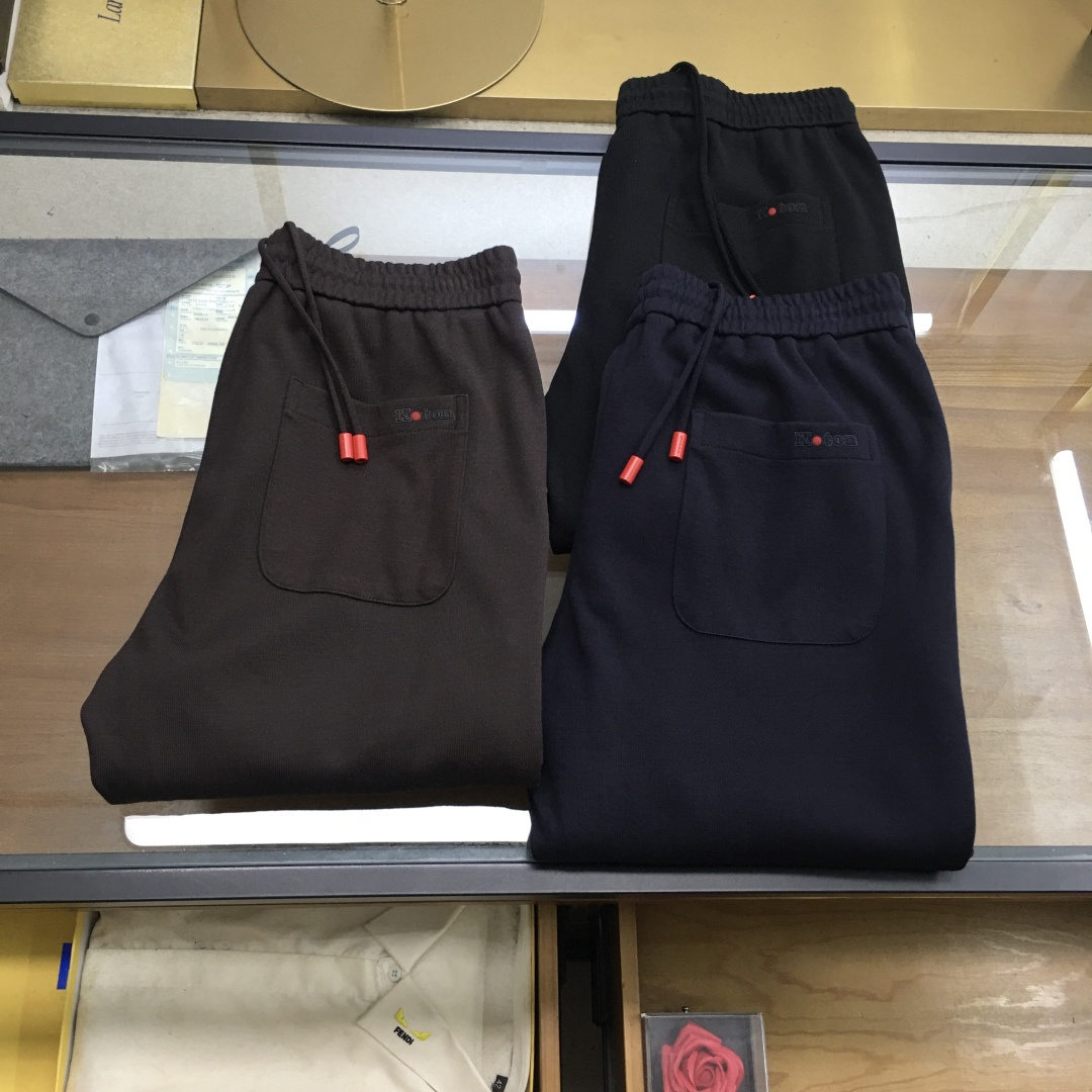 NO:596739,New product【Kiton】  25 new autumn and winter Tencel wool casual plus velvet pants (silk thick velvet) This product uses a clear flat weave (silk velvet inside). The overall unique flat stitch clean design has a higher grade and is more refined. The material is South Korean Tencel wool and silk velvet lining. The double layer composite has a certain thickness. It is super comfortable to wear. It is both warm and comfortable, and it does not cause pilling or scratching. It does not change.  The shape, the four principles of non-fading, it is particularly skin-friendly and has texture, which is high-end. This style adopts a business round neck clean version with a small logo design. It can be worn outside in autumn and is a warm cashmere sweater in winter. It is really a practical product. The ultra-precision fine knitting method is full of luxury, and the counter-needle edge stitching technology improves the texture of men's clothing. It is a must-have for fashionable and light luxury business.  Code number 48-58,,alexander wang19860909新品【Kiton】 25秋冬新款天丝羊毛休闲加绒裤（复蚕丝厚绒）本品采用净面平版的织法（内里复蚕丝绒）,整体特有的平针净版设计具有更高档次,实物更精致.选材南韩天丝羊毛复上内里蚕丝绒,双层复合有一定厚度,穿着时超级舒服,既保暖又舒适,做到不起球,不扎人,不变形,不退色的四不原则,特别有亲肤感而且具有质感,上档次.此款在工艺上采用商务圆领净版小logo设计,秋季可外穿,冬季就是一件保暖的羊绒衫,真是一件实用的佳品.超精密细针织法尽显奢华,反针靠边缝合技术提升了男士的服装质感,时尚轻奢商务的必备. 码数48-58,,alexander wang,Men's clothing