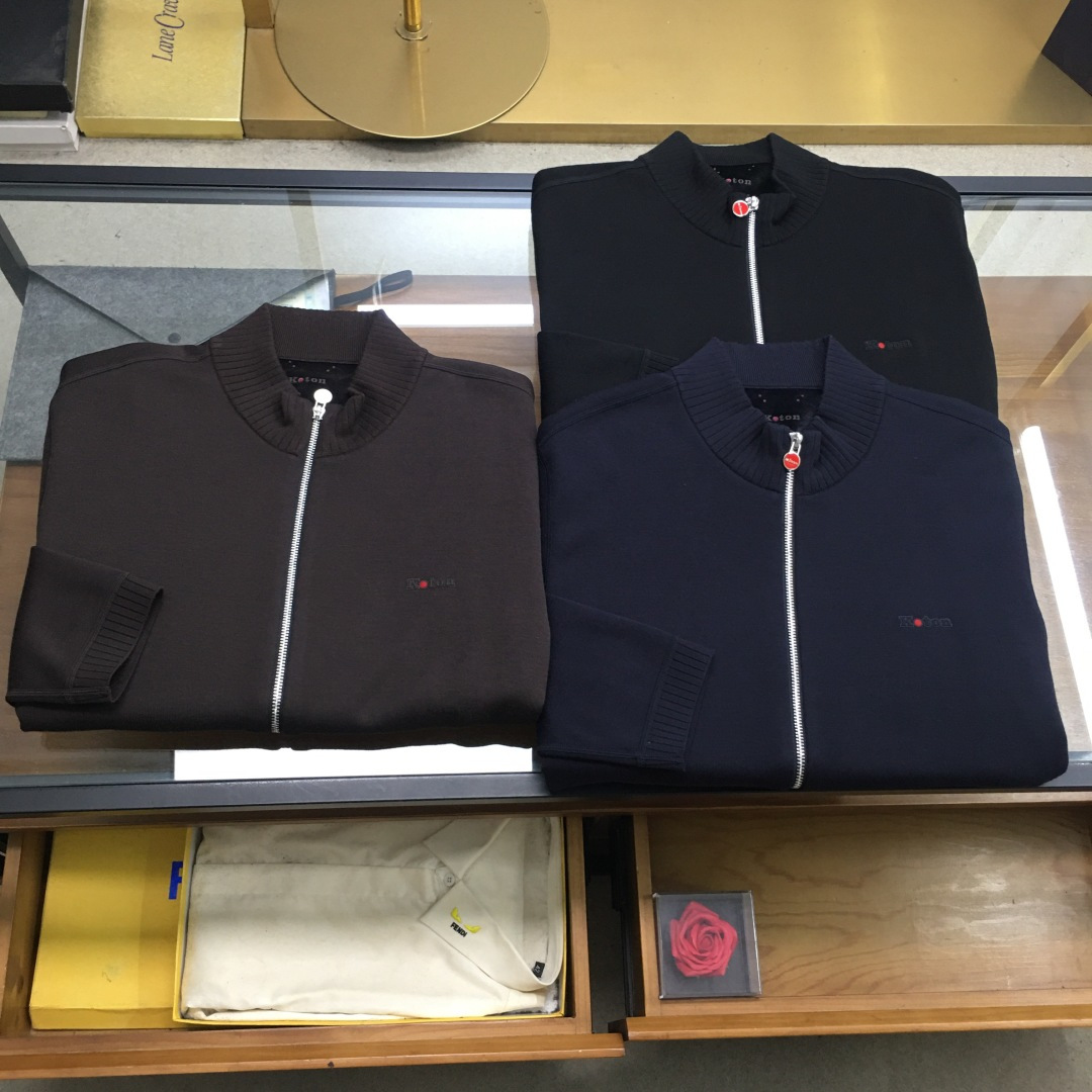 NO:596742,New jacket【Kiton】  25 new autumn and winter full zipper jacket, Tencel wool (silk thick velvet) is selected in 3 colors, code number, 48-58, this product uses a clear flat weave (silk velvet lining inside), the overall unique flat stitch clean design is higher grade, more refined in kind. The material is South Korean Tencel wool and silk velvet lining, the double layer composite has a certain thickness, it is super comfortable to wear, both warm and comfortable, no pilling, no scratching,  It has the four principles of no deformation and no fading. It is especially skin-friendly and has texture and high quality. This style adopts a business half-high collar and a clean version with a small logo design. It can be worn outside in autumn and is a warm cashmere sweater in winter. It is really a practical product. The ultra-precision fine knitting method is luxurious, and the counter-needle edge stitching technology improves the texture of men's clothing. It is a must-have for fashionable and light luxury business.,,jackets  & coats,alexander wang19860909新品外套【Kiton】 25秋冬新款全拉链款外套,天丝羊毛（复蚕丝厚绒）精选3色,码数,48—58,本品采用净面平版的织法（内里复蚕丝绒）,整体特有的平针净版设计具有更高档次,实物更精致.选材南韩天丝羊毛复上内里蚕丝绒,双层复合有一定厚度,穿着时超级舒服,既保暖又舒适,做到不起球,不扎人,不变形,不退色的四不原则,特别有亲肤感而且具有质感,上档次.此款在工艺上采用商务半高领领净版小logo设计,秋季可外穿,冬季就是一件保暖的羊绒衫,真是一件实用的佳品.超精密细针织法尽显奢华,反针靠边缝合技术提升了男士的服装质感,时尚轻奢商务的必备.,,jackets & coats,alexander wang,Men's clothing