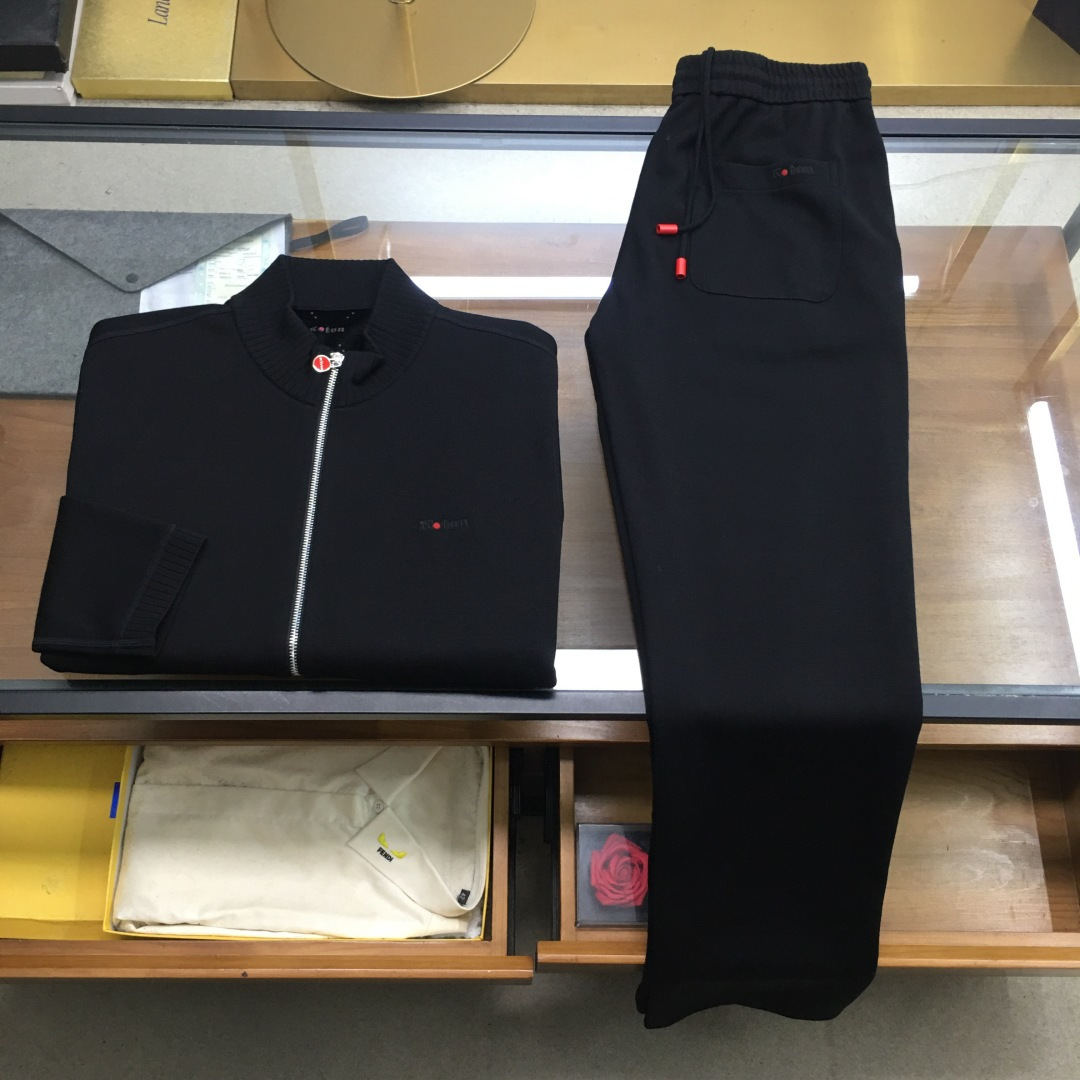 NO:596745,New suit jacket and trousers [kiton] for sale 25 autumn and winter new style full zipper jacket and trousers  Plus velvet suit, Tencel wool (multi-silk thick velvet) supplied by customer is selected in 3 colors, code number, 48-58. This product adopts a clear flat weave (with silk velvet lining inside). The overall unique flat stitch clean design is higher grade and more refined. The material is South Korean Tencel wool and lining silk velvet. The double layer composite has a certain thickness. It is super comfortable to wear. It is both warm and comfortable, and it does not cause pilling or scratching. It does not change.  The four principles of shape and non-fading, especially skin-friendly and textured, are high-end. This style adopts a business round neck clean version with a small logo design. It can be worn outside in autumn and is a warm cashmere sweater in winter. It is really a practical product. The ultra-precision fine knitting method shows luxury, and the counter-needle edge stitching technology improves the texture of men's clothing. It is a must-have for fashionable and light luxury business.,,jackets  & coats,alexander wang19860909新品套装外套裤【kiton】拆卖 25秋冬新款全拉链款外套裤 加绒套装,客供天丝羊毛（复蚕丝厚绒）精选3色,码数,48—58,本品采用净面平版的织法（内里复蚕丝绒）,整体特有的平针净版设计具有更高档次,实物更精致.选材南韩天丝羊毛复上内里蚕丝绒,双层复合有一定厚度,穿着时超级舒服,既保暖又舒适,做到不起球,不扎人,不变形,不退色的四不原则,特别有亲肤感而且具有质感,上档次.此款在工艺上采用商务圆领净版小logo设计,秋季可外穿,冬季就是一件保暖的羊绒衫,真是一件实用的佳品.超精密细针织法尽显奢华,反针靠边缝合技术提升了男士的服装质感,时尚轻奢商务的必备.,,jackets & coats,alexander wang,Men's clothing