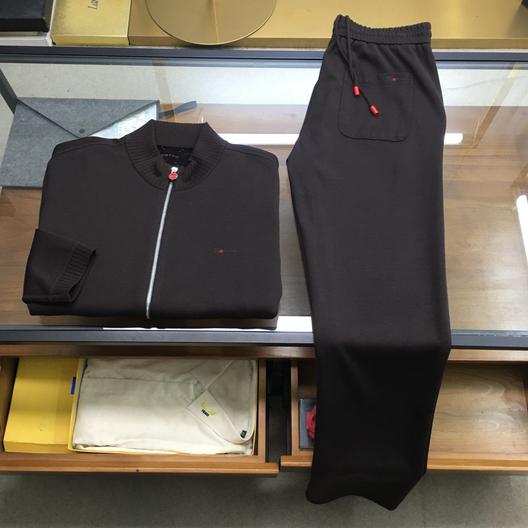 NO:596747,New suit jacket and trousers [kiton] for sale 25 autumn and winter new style full zipper jacket and trousers  Plus velvet suit, Tencel wool (multi-silk thick velvet) supplied by customer is selected in 3 colors, code number, 48-58. This product adopts a clear flat weave (with silk velvet lining inside). The overall unique flat stitch clean design is higher grade and more refined. The material is South Korean Tencel wool and lining silk velvet. The double layer composite has a certain thickness. It is super comfortable to wear. It is both warm and comfortable, and it does not cause pilling or scratching. It does not change.  The four principles of shape and non-fading, especially skin-friendly and textured, are high-end. This style adopts a business round neck clean version with a small logo design. It can be worn outside in autumn and is a warm cashmere sweater in winter. It is really a practical product. The ultra-precision fine knitting method shows luxury, and the counter-needle edge stitching technology improves the texture of men's clothing. It is a must-have for fashionable and light luxury business.,,jackets  & coats,alexander wang19860909新品套装外套裤【kiton】拆卖 25秋冬新款全拉链款外套裤 加绒套装,客供天丝羊毛（复蚕丝厚绒）精选3色,码数,48—58,本品采用净面平版的织法（内里复蚕丝绒）,整体特有的平针净版设计具有更高档次,实物更精致.选材南韩天丝羊毛复上内里蚕丝绒,双层复合有一定厚度,穿着时超级舒服,既保暖又舒适,做到不起球,不扎人,不变形,不退色的四不原则,特别有亲肤感而且具有质感,上档次.此款在工艺上采用商务圆领净版小logo设计,秋季可外穿,冬季就是一件保暖的羊绒衫,真是一件实用的佳品.超精密细针织法尽显奢华,反针靠边缝合技术提升了男士的服装质感,时尚轻奢商务的必备.,,jackets & coats,alexander wang,Men's clothing