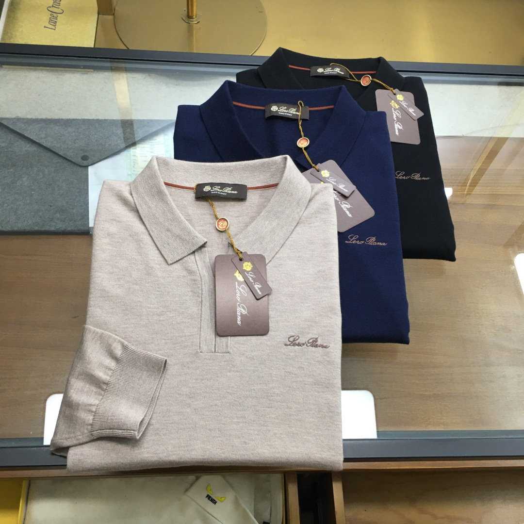 NO:596740,New product [LP] 25 autumn and winter new four-pin lapel Tencel sweater, 3 selected colors, code number, 48-58, can be worn up to 220 pounds  , this product adopts the (four flat stitch) knitting method, which is thicker than ordinary sweaters. The overall unique flat stitch clean design has a higher grade and is more refined in kind. The material is South Korean Tencel wool, which is super comfortable to wear. It is both warm and comfortable. It adheres to the four principles of no pilling, no pricking, no deformation, and no fading. It is particularly skin-friendly and has texture, which is high-end. The technology uses a business reverse collar.  The concave and convex three-dimensional logo on the front chest shows its brand content, and it complements the rib knitting technology of the cuffs and reverse collar. It is a must-have for fashionable and luxury business.,,loro piana,sweaters,alexander wang19860909新品【LP】 25秋冬新款四平针翻领天丝羊毛衫, 精选3个色,码数,48—58,可穿至220斤 ,本品采用（四平针）的织法,比普通毛衣要有厚度,整体特有的平针净版设计具有更高档次,实物更精致.选材南韩天丝羊毛,穿着时超级舒服,既保暖又舒适,做到不起球,不扎人,不变形,不退色的四不原则,特别有亲肤感而且具有质感,上档次.工艺上采用商务 反领 与前胸凹凸立体logo来显示其品牌内容,配合袖口与反领罗纹针织工艺相得益彰,时尚轻奢商务的必备.,,loro piana,sweaters,alexander wang,Men's clothing