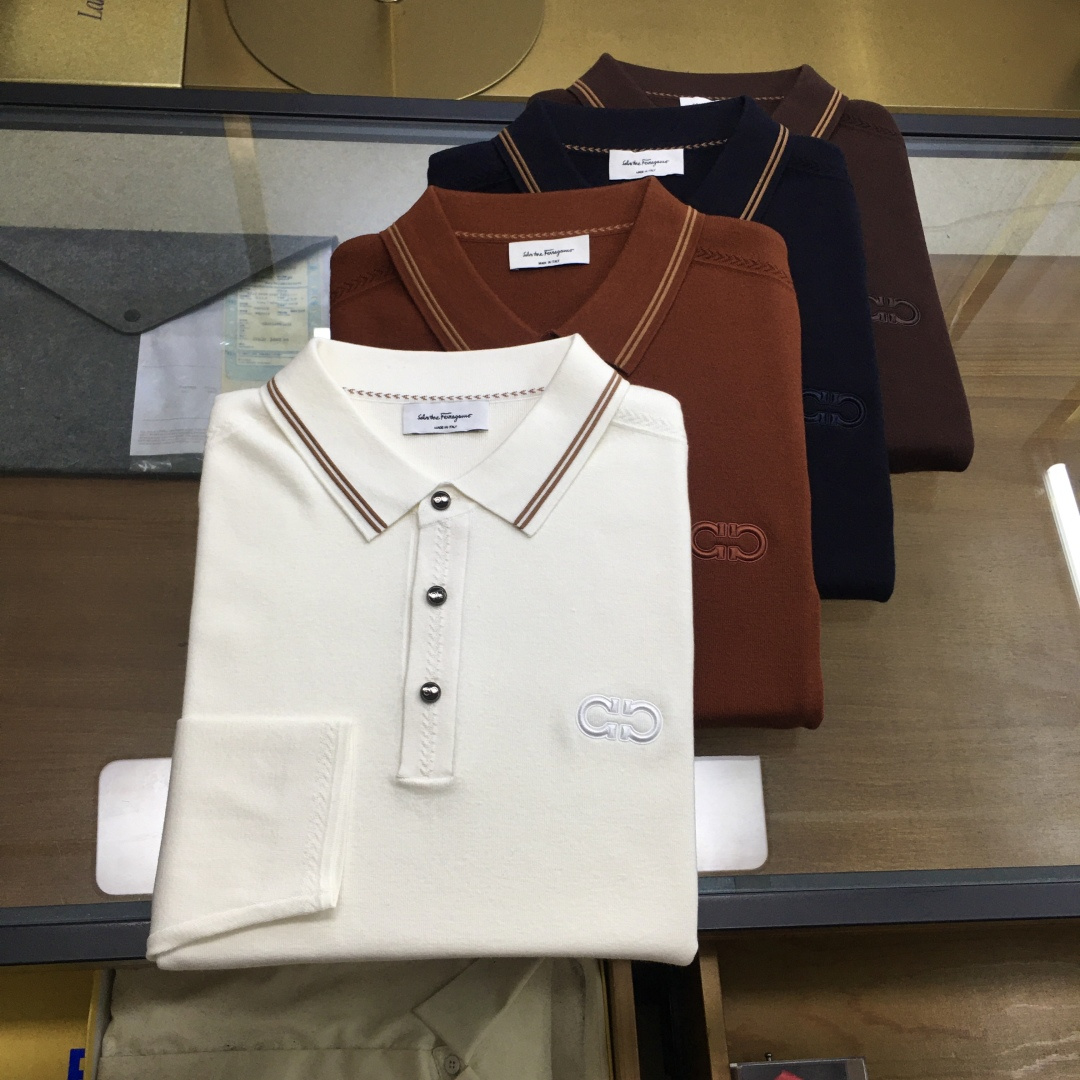 NO:596734,New product [Firag...] 25 autumn and winter new four-pin lapel Tencel sweater, selected 4 colors, black 48-54, other color codes 48-56, can be worn up to 200 pounds  , this product adopts the (four flat stitch) knitting method, which is thicker than ordinary sweaters. The overall unique flat stitch clean design has a higher grade and is more refined in kind. The material is South Korean Tencel wool, which is super comfortable to wear. It is both warm and comfortable. It adheres to the four principles of no pilling, no pricking, no deformation, and no fading. It is particularly skin-friendly and has texture, which is high-end. The technology uses a business reverse collar.  The concave and convex three-dimensional logo on the front chest shows its brand content, and it complements the rib knitting technology of the cuffs and reverse collar. It is a must-have for fashionable and luxurious business.,,sweaters,alexander wang19860909新品【菲拉格..】 25秋冬新款四平针翻领天丝羊毛衫, 精选4个色,黑色48-54,其他色码数48-56,可穿至200斤 ,本品采用（四平针）的织法,比普通毛衣要有厚度,整体特有的平针净版设计具有更高档次,实物更精致.选材南韩天丝羊毛,穿着时超级舒服,既保暖又舒适,做到不起球,不扎人,不变形,不退色的四不原则,特别有亲肤感而且具有质感,上档次.工艺上采用商务 反领 与前胸凹凸立体logo来显示其品牌内容,配合袖口与反领罗纹针织工艺相得益彰,时尚轻奢商务的必备.,,sweaters,alexander wang,Men's clothing