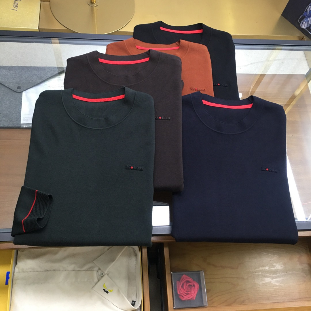 NO:596750,New product [Kiton] 25 new autumn and winter four-pin round-neck Tencel sweater, selected 5 colors, code number, 48-56, can be worn up to 200 pounds  , this product adopts the (four flat stitch) knitting method, which is thicker than ordinary sweaters. The overall unique flat stitch clean design has a higher grade and is more refined in kind. The material is South Korean Tencel wool, which is super comfortable to wear. It is both warm and comfortable. It adheres to the four principles of no pilling, no pricking, no deformation, and no fading. It is particularly skin-friendly and has texture, which is high-end. The technology uses a business reverse collar.  The concave and convex three-dimensional logo on the front chest shows its brand content, and it complements the rib knitting technology of the cuffs and reverse collar. It is a must-have for fashionable and luxurious business.,,sweaters,alexander wang19860909新品【Kiton】 25秋冬新款四平针圆领天丝羊毛衫, 精选5个色,码数,48-56,可穿至200斤 ,本品采用（四平针）的织法,比普通毛衣要有厚度,整体特有的平针净版设计具有更高档次,实物更精致.选材南韩天丝羊毛,穿着时超级舒服,既保暖又舒适,做到不起球,不扎人,不变形,不退色的四不原则,特别有亲肤感而且具有质感,上档次.工艺上采用商务 反领 与前胸凹凸立体logo来显示其品牌内容,配合袖口与反领罗纹针织工艺相得益彰,时尚轻奢商务的必备.,,sweaters,alexander wang,Men's clothing
