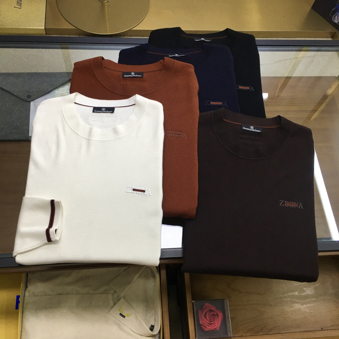 NO:596749,New product [Zegn..] 25 new autumn and winter four-pin round-neck Tencel sweater, selected 5 colors, code number, 48-58, can be worn up to 220 pounds  , this product adopts the (four flat stitch) knitting method, which is thicker than ordinary sweaters. The overall unique flat stitch clean design has a higher grade and is more refined in kind. The material is South Korean Tencel wool, which is super comfortable to wear. It is both warm and comfortable. It adheres to the four principles of no pilling, no pricking, no deformation, and no fading. It is particularly skin-friendly and has texture, which is high-end. The technology uses a business reverse collar.  The concave and convex three-dimensional logo on the front chest shows its brand content, and it complements the rib knitting technology of the cuffs and reverse collar. It is a must-have for fashionable and luxurious business.,,sweaters,alexander wang19860909新品【Zegn..】 25秋冬新款四平针圆领天丝羊毛衫, 精选5个色,码数,48-58,可穿至220斤 ,本品采用（四平针）的织法,比普通毛衣要有厚度,整体特有的平针净版设计具有更高档次,实物更精致.选材南韩天丝羊毛,穿着时超级舒服,既保暖又舒适,做到不起球,不扎人,不变形,不退色的四不原则,特别有亲肤感而且具有质感,上档次.工艺上采用商务 反领 与前胸凹凸立体logo来显示其品牌内容,配合袖口与反领罗纹针织工艺相得益彰,时尚轻奢商务的必备.,,sweaters,alexander wang,Men's clothing