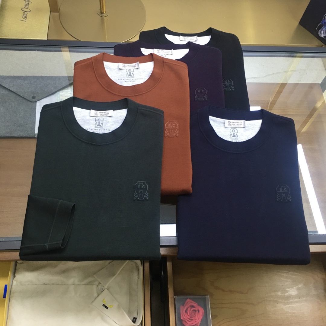 NO:596751,New product [BC] 25 autumn and winter new round neck Tencel wool (multi-silk velvet)  Selected 5 colors, code number, 48-58, this product uses a clear flat weave (with silk velvet lining inside). The overall unique plain flat design has a higher grade and is more refined in kind. The material is South Korean Tencel wool and the lining is silk velvet. The double layer composite has a certain thickness. It is super comfortable to wear. It is both warm and comfortable. It does not pill, scratch, deform, or fade.  It is particularly skin-friendly and has a high-end texture. This style adopts a business round neck clean version with a small logo design. It can be worn outside in autumn and is a warm cashmere sweater in winter. It is really a practical product. The ultra-precision fine knitting method is full of luxury, and the counter-needle edge stitching technology improves the texture of men's clothing. It is a must-have for fashionable and light luxury business.,, alexander  wang19860909新品【BC】 25秋冬新款圆领天丝羊毛（复蚕丝绒） 精选5个色,码数,48—58,本品采用净面平版的织法（内里复蚕丝绒）,整体特有的平针净版设计具有更高档次,实物更精致.选材南韩天丝羊毛复上内里蚕丝绒,双层复合有一定厚度,穿着时超级舒服,既保暖又舒适,做到不起球,不扎人,不变形,不退色的四不原则,特别有亲肤感而且具有质感,上档次.此款在工艺上采用商务圆领净版小logo设计,秋季可外穿,冬季就是一件保暖的羊绒衫,真是一件实用的佳品.超精密细针织法尽显奢华,反针靠边缝合技术提升了男士的服装质感,时尚轻奢商务的必备.,,alexander wang,Men's clothing