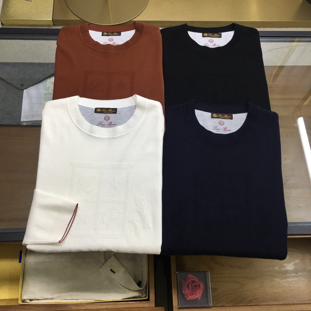 NO:596748,New product [LP] 25 autumn and winter new four-pin round-neck Tencel sweater, selected 4 colors, code number, 48-56, can be worn up to 200 pounds  , this product adopts the (four flat stitch) knitting method, which is thicker than ordinary sweaters. The overall unique flat stitch clean design has a higher grade and is more refined in kind. The material is South Korean Tencel wool, which is super comfortable to wear. It is both warm and comfortable. It adheres to the four principles of no pilling, no pricking, no deformation, and no fading. It is particularly skin-friendly and has texture, which is high-end. The technology uses a business reverse collar.  The concave and convex three-dimensional logo on the front chest shows its brand content, and it complements the rib knitting technology of the cuffs and reverse collar. It is a must-have for fashionable and luxury business.,,loro piana,sweaters,alexander wang19860909新品【LP】 25秋冬新款四平针圆领天丝羊毛衫, 精选4个色,码数,48-56,可穿至200斤 ,本品采用（四平针）的织法,比普通毛衣要有厚度,整体特有的平针净版设计具有更高档次,实物更精致.选材南韩天丝羊毛,穿着时超级舒服,既保暖又舒适,做到不起球,不扎人,不变形,不退色的四不原则,特别有亲肤感而且具有质感,上档次.工艺上采用商务 反领 与前胸凹凸立体logo来显示其品牌内容,配合袖口与反领罗纹针织工艺相得益彰,时尚轻奢商务的必备.,,loro piana,sweaters,alexander wang,Men's clothing
