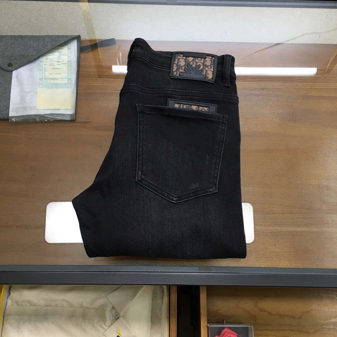 NO:643963,New jeans [Dio..r] 2025 autumn and winter exclusive new jeans, high-end version!  The custom-made fabrics at the counter have high warmth and comfort, impeccable details, and brand element design concepts, reflecting high quality. It feels delicate and soft!  It presents a casual cut and the upper body shape is awesome!  Code number 29-3835,,dior,jeans,alexander wang19860909新品牛仔裤【Dio..r】 2025秋冬独家专供新款牛仔裤,高端版本！专柜定制面料 保暖舒适度高,细节无可挑剔,品牌元素设计理念,体现高品质.手感细腻柔软！呈现休闲裁剪,上身版型超赞！码数29-3835,,dior,jeans,alexander wang,Men's clothing