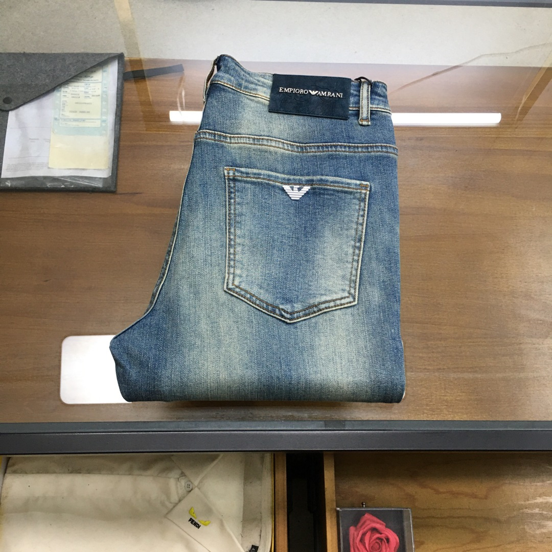 NO:600042,New product 'Aman..i' 25 autumn and winter men's fashionable denim trousers!  Trading company channels are rare, leading official website sales!  The latest trousers item is presented, a must-have for all quality-controlled male fans. Such a pair of high-end jeans is rare in the world!  This pair of jeans is made of imported washed denim cotton fabric supplied by customers. The flexible and solid fabric is naturally stiff and tough, with a soft and elastic feel, and delicate facial texture details. The fashionable performance of this single product is irresistible!  There is a leather label on the back waist nameplate, vintage buttons engraved with exquisite logos, and a YKK metal zipper closure on the placket. All the accessories are exquisitely configured!  The jeans are perfectly tailored and can be used daily to enhance your style. The upper body effect will definitely not let you down!  Size 29-38 (35 no 37) .,,jeans,alexander wang19860909新品《Aman..i》 25秋冬男士时尚牛仔长裤！贸易公司渠道稀出,领先官网发售！最新裤装单品奉献,所有品质控男粉必须入手的极品,这样一条段位的牛仔裤,担得起世所罕见！ 此款牛仔裤甄选客供进口水洗牛仔棉布制成,柔韧又坚实的面料天然的挺括和硬朗既视感,手感柔软富有弹力,细腻的面部织纹细节,这种单品所带来的时髦性能让人无法抵抗！后腰铭牌皮标,刻有精致字样Logo的复古纽扣,以及门襟YKK金属拉链闭合,所有辅料配置精妙绝伦！牛仔裤版型完美剪裁,日常搭配起来足以提升你的穿搭格调,上身效果绝对不会让你失望！ 尺码29-38（35无37） .,,jeans,alexander wang,Men's clothing