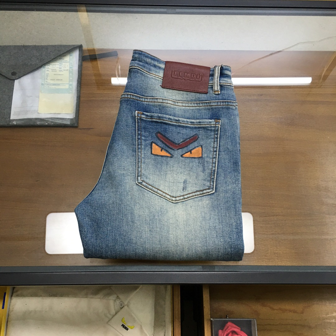 NO:600036,New product 'Fend' 25 autumn and winter men's fashionable denim trousers!  Trading company channels are rare, leading official website sales!  The latest trousers item is presented, a must-have for all quality-controlled male fans. Such a pair of high-end jeans is rare in the world!  This pair of jeans is made of imported washed denim cotton fabric supplied by customers. The flexible and solid fabric is naturally stiff and tough, with a soft and elastic feel, and delicate facial texture details. The fashionable performance of this single product is irresistible!  There is a leather label on the back waist nameplate, vintage buttons engraved with exquisite logos, and a YKK metal zipper closure on the placket. All the accessories are exquisitely configured!  The jeans are perfectly tailored and can be used daily to enhance your style. The upper body effect will definitely not let you down!  Size 29-38 (35 no 37) .,,fendi,jeans,alexander wang19860909新品《Fend》 25秋冬男士时尚牛仔长裤！贸易公司渠道稀出,领先官网发售！最新裤装单品奉献,所有品质控男粉必须入手的极品,这样一条段位的牛仔裤,担得起世所罕见！ 此款牛仔裤甄选客供进口水洗牛仔棉布制成,柔韧又坚实的面料天然的挺括和硬朗既视感,手感柔软富有弹力,细腻的面部织纹细节,这种单品所带来的时髦性能让人无法抵抗！后腰铭牌皮标,刻有精致字样Logo的复古纽扣,以及门襟YKK金属拉链闭合,所有辅料配置精妙绝伦！牛仔裤版型完美剪裁,日常搭配起来足以提升你的穿搭格调,上身效果绝对不会让你失望！ 尺码29-38（35无37） .,,fendi,jeans,alexander wang,Men's clothing