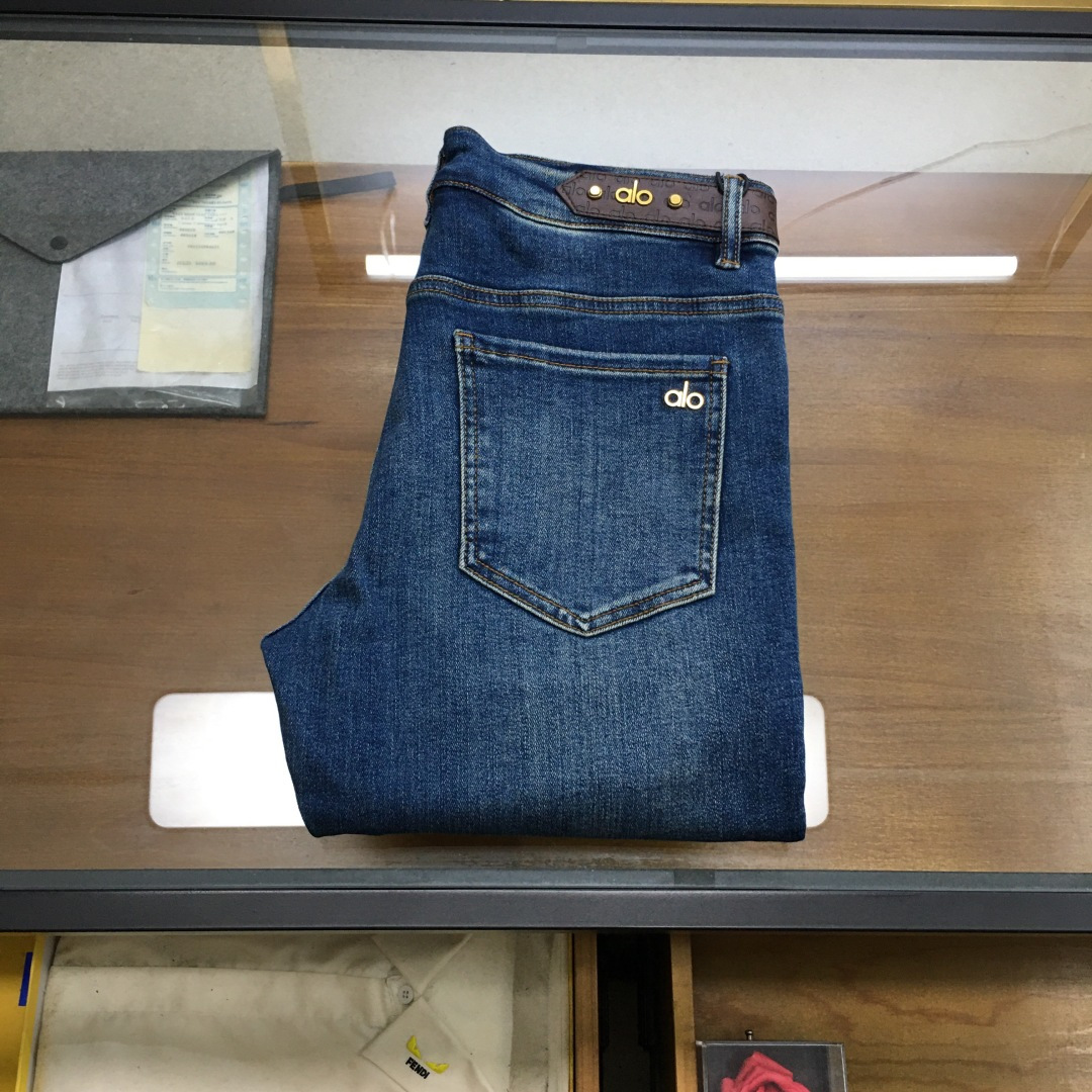 NO:600039,New product 'alo' 25 autumn and winter men's fashionable denim trousers!  Trading company channels are rare, leading official website sales!  The latest trousers item is presented, a must-have for all quality-controlled male fans. Such a pair of high-end jeans is rare in the world!  This pair of jeans is made of imported washed denim cotton fabric supplied by customers. The flexible and solid fabric is naturally stiff and tough, with a soft and elastic feel, and delicate facial texture details. The fashionable performance of this single product is irresistible!  There is a leather label on the back waist nameplate, vintage buttons engraved with exquisite logos, and a YKK metal zipper closure on the placket. All the accessories are exquisitely configured!  The jeans are perfectly tailored and can be used daily to enhance your style. The upper body effect will definitely not let you down!  Size 29-38 (35 no 37) .,,jeans,alexander wang19860909新品《alo》 25秋冬男士时尚牛仔长裤！贸易公司渠道稀出,领先官网发售！最新裤装单品奉献,所有品质控男粉必须入手的极品,这样一条段位的牛仔裤,担得起世所罕见！ 此款牛仔裤甄选客供进口水洗牛仔棉布制成,柔韧又坚实的面料天然的挺括和硬朗既视感,手感柔软富有弹力,细腻的面部织纹细节,这种单品所带来的时髦性能让人无法抵抗！后腰铭牌皮标,刻有精致字样Logo的复古纽扣,以及门襟YKK金属拉链闭合,所有辅料配置精妙绝伦！牛仔裤版型完美剪裁,日常搭配起来足以提升你的穿搭格调,上身效果绝对不会让你失望！ 尺码29-38（35无37） .,,jeans,alexander wang,Men's clothing