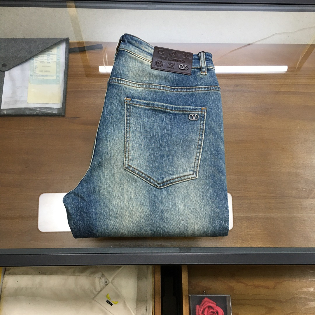 NO:600045,New product 'VLTN' 25 autumn and winter men's fashionable denim trousers!  Trading company channels are rare, leading official website sales!  The latest trousers item is presented, a must-have for all quality-controlled male fans. Such a pair of high-end jeans is rare in the world!  This pair of jeans is made of imported washed denim cotton fabric supplied by customers. The flexible and solid fabric is naturally stiff and tough, with a soft and elastic feel, and delicate facial texture details. The fashionable performance of this single product is irresistible!  There is a leather label on the back waist nameplate, vintage buttons engraved with exquisite logos, and a YKK metal zipper closure on the placket. All the accessories are exquisitely configured!  The jeans are perfectly tailored and can be used daily to enhance your style. The upper body effect will definitely not let you down!  Size 29-38 (35 no 37) .,,jeans,alexander wang19860909新品《VLTN》 25秋冬男士时尚牛仔长裤！贸易公司渠道稀出,领先官网发售！最新裤装单品奉献,所有品质控男粉必须入手的极品,这样一条段位的牛仔裤,担得起世所罕见！ 此款牛仔裤甄选客供进口水洗牛仔棉布制成,柔韧又坚实的面料天然的挺括和硬朗既视感,手感柔软富有弹力,细腻的面部织纹细节,这种单品所带来的时髦性能让人无法抵抗！后腰铭牌皮标,刻有精致字样Logo的复古纽扣,以及门襟YKK金属拉链闭合,所有辅料配置精妙绝伦！牛仔裤版型完美剪裁,日常搭配起来足以提升你的穿搭格调,上身效果绝对不会让你失望！ 尺码29-38（35无37） .,,jeans,alexander wang,Men's clothing