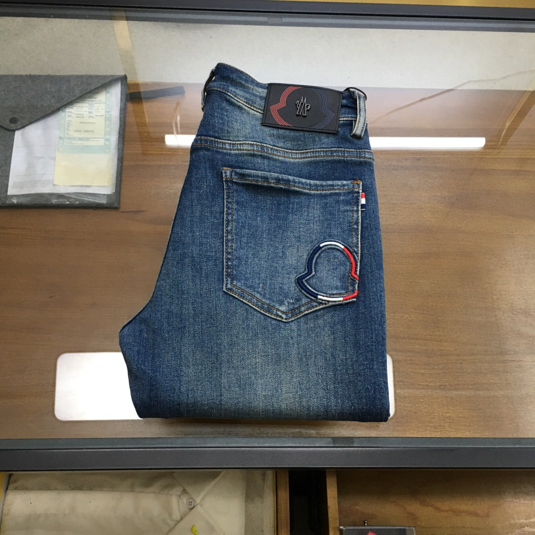 NO:600048,New product 'Moncle' 25 autumn and winter men's fashionable denim trousers!  Trading company channels are rare, leading official website sales!  The latest trousers item is presented, a must-have for all quality-controlled male fans. Such a pair of high-end jeans is rare in the world!  This pair of jeans is made of imported washed denim cotton fabric supplied by customers. The flexible and solid fabric is naturally stiff and tough, with a soft and elastic feel, and delicate facial texture details. The fashionable performance of this single product is irresistible!  There is a leather label on the back waist nameplate, vintage buttons engraved with exquisite logos, and a YKK metal zipper closure on the placket. All the accessories are exquisitely configured!  The jeans are perfectly tailored and can be used daily to enhance your style. The upper body effect will definitely not let you down!  Size 29-38 (35 no 37) .,,jeans,alexander wang19860909新品《Moncle》 25秋冬男士时尚牛仔长裤！贸易公司渠道稀出,领先官网发售！最新裤装单品奉献,所有品质控男粉必须入手的极品,这样一条段位的牛仔裤,担得起世所罕见！ 此款牛仔裤甄选客供进口水洗牛仔棉布制成,柔韧又坚实的面料天然的挺括和硬朗既视感,手感柔软富有弹力,细腻的面部织纹细节,这种单品所带来的时髦性能让人无法抵抗！后腰铭牌皮标,刻有精致字样Logo的复古纽扣,以及门襟YKK金属拉链闭合,所有辅料配置精妙绝伦！牛仔裤版型完美剪裁,日常搭配起来足以提升你的穿搭格调,上身效果绝对不会让你失望！ 尺码29-38（35无37） .,,jeans,alexander wang,Men's clothing