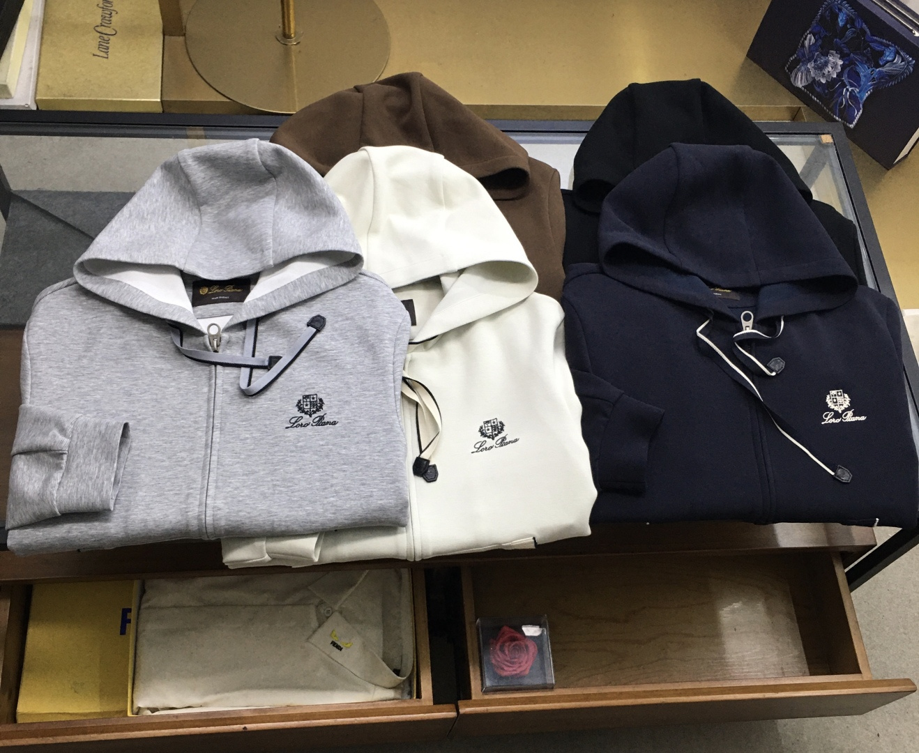 NO:600046,New product [LP-Loro Piana] The same casual jacket from the new autumn and winter counters, full of high-end feel!  The details are exquisite and high-end, and the workmanship is impeccable!  The imported fabric is three-dimensional and exquisite. The original high-end double-sided jersey fabric is very high-end!  Original zipper!  The fabric is stiff, wrinkle-resistant and wear-resistant, moisture-absorbent, quick-drying and breathable, neat and stylish. Size 48-56,,loro piana,loro piana,jackets & coats,alexander wang19860909新品【LP-Loro Piana诺悠翩雅】 秋冬新款专柜同款休闲外套,高级感满满！细节精致高档,做工无可挑剔！进口面料 立体精致细腻.原版高端双面平纹针织面料很显高级！原版拉链！面料挺括抗皱耐磨,吸湿速干透气,利落有型.码数48-56,,loro piana,loro piana,jackets & coats,alexander wang,Men's clothing