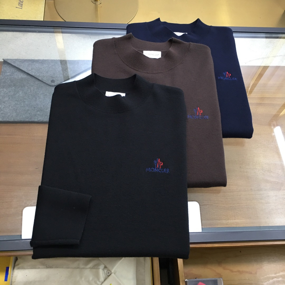 NO:600051,High-end sweater 'Moncle...' available next day. The latest autumn and winter men's half-turtleneck sweater with embroidered logo. It looks very full and delicate when worn on the body. The simple high-end style is particularly reserved, elegant and elegant. The iconic embroidered logo on the chest brings a strong visual effect. It is matched with exquisite 3D three-dimensional embroidery technology. It is concave and convex, full and stylish. It has a high brand identity, bright spots, details and quality. It is a ceiling-level luxury product!  The fabric is 48 merino wool and other high-quality materials. It feels tight and elastic, delicate and soft, comfortable and skin-friendly. The upper body has a particularly good three-dimensional feel. There is no pricking feeling when worn close to the body. The drape is also great. It does not pill and deform after long-term wear and washing. Sizes M-3XL (the model is 172 cm and 148 pounds, and the L size is suitable, 3xl can wear 195-200 pounds) Three colors,,sweaters,alexander wang19860909高端毛衣《Moncle...》隔天货 秋冬最新绣标logo男士半高领毛衣,穿在身上看,非常饱满精致,简约高端风格显得格外含蓄内敛, 斯文雅致；胸前标志性刺绣logo徽标,带来强烈的视觉效果,搭配精致3D立体刺绣工艺,凹凸有致,饱满有型,品牌标识度极高,有亮点有细节有品质,天花板级的顶奢尚品！面料48美丽诺羊毛优质其他,手感紧密高弹,细腻柔软,舒适亲肤,上身立体感特别好,贴身穿着也毫无扎感,垂坠感也超赞,久穿久洗不起球不变形. 尺码M-3XL（模特172厘米148斤试穿L码合适,3xl能穿195-200斤） 三色入,,sweaters,alexander wang,Men's clothing