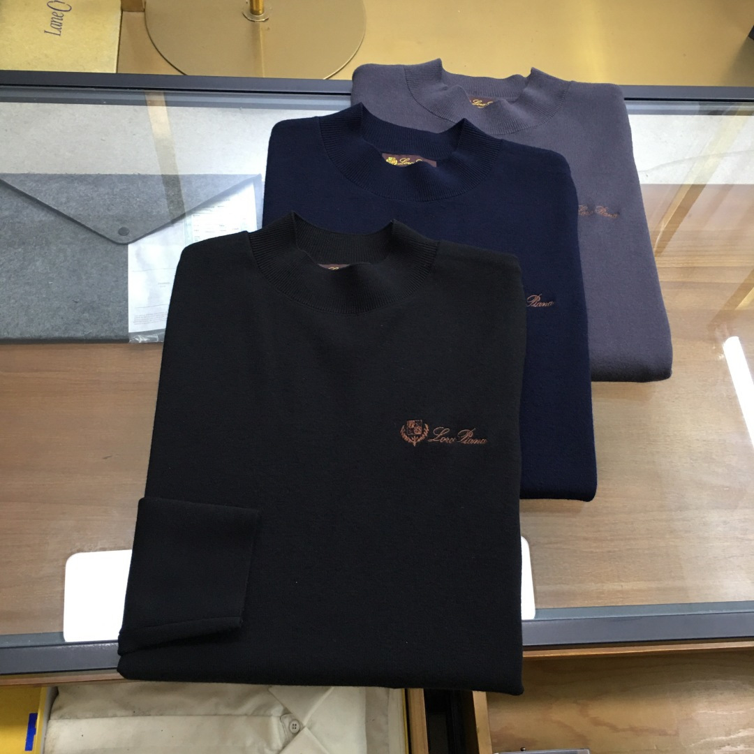 NO:600037,High-end sweater 'Lp...' available next day. The latest autumn and winter men's half-turtleneck sweater with embroidered logo. It looks very full and delicate when worn on the body. The simple high-end style is particularly reserved, elegant and elegant. The iconic embroidered logo on the chest brings a strong visual effect. It is matched with exquisite 3D three-dimensional embroidery technology. It is concave and convex, full and stylish. It has a high brand identity, bright spots, details and quality. It is a ceiling-level luxury product!  The fabric is 48 merino wool and other high-quality materials. It feels tight and elastic, delicate and soft, comfortable and skin-friendly. The upper body has a particularly good three-dimensional feel. There is no pricking feeling when worn close to the body. The drape is also great. It does not pill and deform after long-term wear and washing. Sizes M-3XL (the model is 172 cm and 148 pounds, and the L size is suitable. 3xl can wear 195-200 pounds). Three colors, loro piana, sweaters, alexander wang19860909高端毛衣《Lp...》隔天货 秋冬最新绣标logo男士半高领毛衣,穿在身上看,非常饱满精致,简约高端风格显得格外含蓄内敛, 斯文雅致；胸前标志性刺绣logo徽标,带来强烈的视觉效果,搭配精致3D立体刺绣工艺,凹凸有致,饱满有型,品牌标识度极高,有亮点有细节有品质,天花板级的顶奢尚品！面料48美丽诺羊毛优质其他,手感紧密高弹,细腻柔软,舒适亲肤,上身立体感特别好,贴身穿着也毫无扎感,垂坠感也超赞,久穿久洗不起球不变形. 尺码M-3XL（模特172厘米148斤试穿L码合适,3xl能穿195-200斤） 三色入,,loro piana,sweaters,alexander wang,Men's clothing