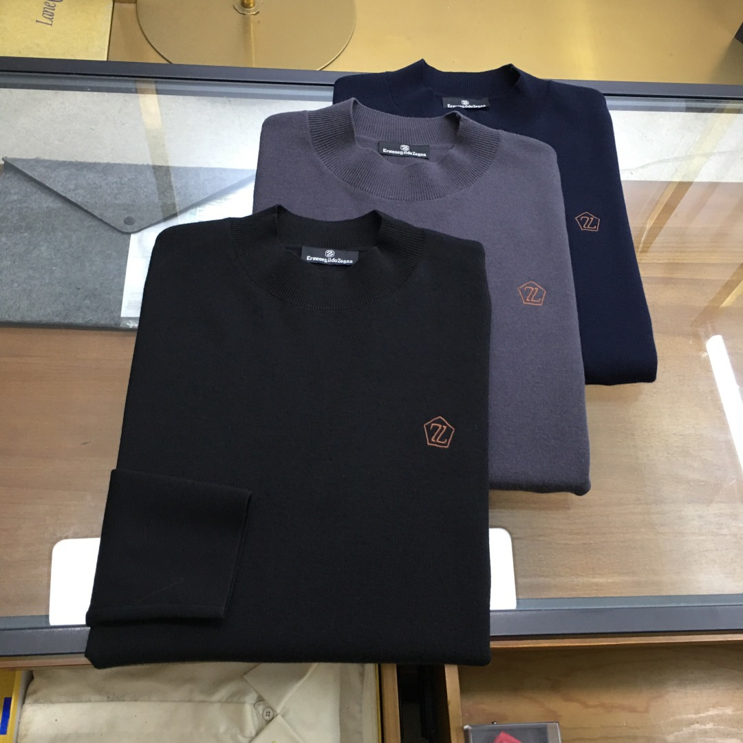 NO:600028,High-end sweater 'Zegn...' available next day. The latest autumn and winter men's half-turtleneck sweater with embroidered logo. It looks very full and delicate when worn on the body. The simple high-end style is particularly reserved, elegant and elegant. The iconic embroidered logo on the chest brings a strong visual effect. It is matched with exquisite 3D three-dimensional embroidery technology. It is concave and convex, full and stylish. It has a high brand identity, bright spots, details and quality. It is a ceiling-level luxury product!  The fabric is 48 merino wool and other high-quality materials. It feels tight and elastic, delicate and soft, comfortable and skin-friendly. The upper body has a particularly good three-dimensional feel. There is no pricking feeling when worn close to the body. The drape is also great. It does not pill and deform after long-term wear and washing. Sizes M-3XL (the model is 172 cm and 148 pounds, and the L size is suitable, 3xl can wear 195-200 pounds) Three colors,,sweaters,alexander wang19860909高端毛衣《Zegn...》隔天货 秋冬最新绣标logo男士半高领毛衣,穿在身上看,非常饱满精致,简约高端风格显得格外含蓄内敛, 斯文雅致；胸前标志性刺绣logo徽标,带来强烈的视觉效果,搭配精致3D立体刺绣工艺,凹凸有致,饱满有型,品牌标识度极高,有亮点有细节有品质,天花板级的顶奢尚品！面料48美丽诺羊毛优质其他,手感紧密高弹,细腻柔软,舒适亲肤,上身立体感特别好,贴身穿着也毫无扎感,垂坠感也超赞,久穿久洗不起球不变形. 尺码M-3XL（模特172厘米148斤试穿L码合适,3xl能穿195-200斤） 三色入,,sweaters,alexander wang,Men's clothing