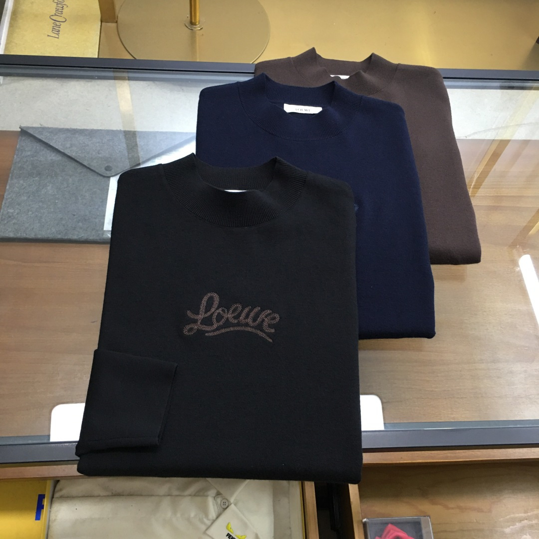 NO:600025,High-end sweater 'Loew...' available next day. The latest autumn and winter men's half-turtleneck sweater with embroidered logo. It looks very full and delicate when worn on the body. The simple high-end style is particularly reserved, elegant and elegant. The iconic embroidered logo on the chest brings a strong visual effect. It is matched with exquisite 3D three-dimensional embroidery technology. It is concave and convex, full and stylish. It has a high brand identity, bright spots, details and quality. It is a ceiling-level luxury product!  The fabric is 48 merino wool and other high-quality materials. It feels tight and elastic, delicate and soft, comfortable and skin-friendly. The upper body has a particularly good three-dimensional feel. There is no pricking feeling when worn close to the body. The drape is also great. It does not pill and deform after long-term wear and washing. Sizes M-3XL (the model is 172 cm and 148 pounds, and the L size is suitable. 3xl can wear 195-200 pounds). Three colors, loewe, sweaters, alexander wang19860909高端毛衣《Loew...》隔天货 秋冬最新绣标logo男士半高领毛衣,穿在身上看,非常饱满精致,简约高端风格显得格外含蓄内敛, 斯文雅致；胸前标志性刺绣logo徽标,带来强烈的视觉效果,搭配精致3D立体刺绣工艺,凹凸有致,饱满有型,品牌标识度极高,有亮点有细节有品质,天花板级的顶奢尚品！面料48美丽诺羊毛优质其他,手感紧密高弹,细腻柔软,舒适亲肤,上身立体感特别好,贴身穿着也毫无扎感,垂坠感也超赞,久穿久洗不起球不变形. 尺码M-3XL（模特172厘米148斤试穿L码合适,3xl能穿195-200斤） 三色入,,loewe,sweaters,alexander wang,Men's clothing