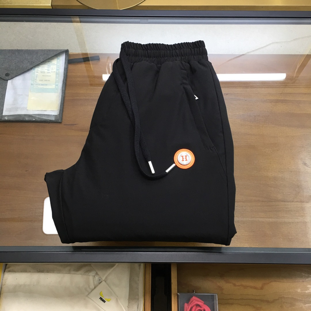 NO:601004,Down Pants [Ai Shi] Warm down pants in autumn and winter, thickened to keep out the cold, noble blood!  The design is refreshing and crafted with craftsmanship. The fabric is made of smooth polyester fiber, which has a strong luster. The inner layer is filled with imported down, making the upper body lighter and warmer. It is fashionable and compatible with warmth!  The details and materials used are very exquisite, showing the designer's extreme care in making it. It is more like a handicraft. The overall shape is very good. The high-end down pants are in sizes M-3XL...,, down jacket, alexander wang19860909羽绒裤【爱士】 秋冬保暖羽绒裤 加厚御寒 贵族血统！设计让人心旷神怡 匠心打造,面料选用爽滑聚酯纤维 面料,光泽感强,内层填充了进口羽绒,上身更加轻盈保暖,时尚保暖兼容！细节用料都非常考究,显示了设计 师极致的用心制作,更像是一件工艺品,整体版型很赞,高端比入尺码M-3XL羽绒裤..,,down jacket,alexander wang,Men's clothing