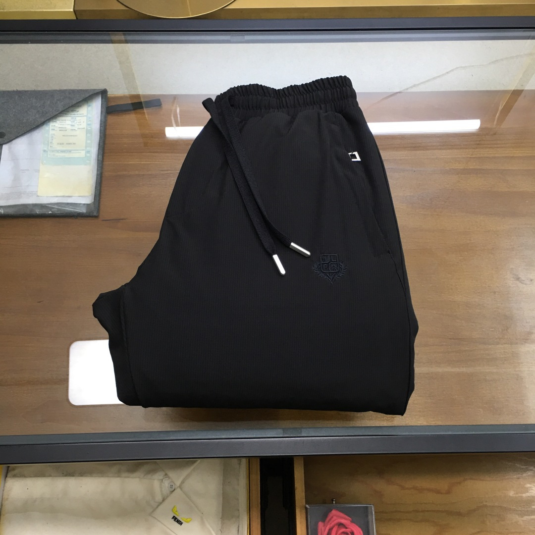 NO:601020,Down Pants [LP] Warm down pants for autumn and winter, thickened to keep out the cold, noble blood!  The design is refreshing and crafted with craftsmanship. The fabric is made of smooth polyester fiber, which has a strong luster. The inner layer is filled with imported down, making the upper body lighter and warmer. It is fashionable and compatible with warmth!  The details and materials used are very exquisite, showing the designer's extreme care in making. It is more like a handicraft. The overall shape is very good, and the high-end down pants are in sizes M-3XL...,,loro piana,down jacket,alexander wang19860909羽绒裤【LP】 秋冬保暖羽绒裤 加厚御寒 贵族血统！设计让人心旷神怡 匠心打造,面料选用爽滑聚酯纤维 面料,光泽感强,内层填充了进口羽绒,上身更加轻盈保暖,时尚保暖兼容！细节用料都非常考究,显示了设计 师极致的用心制作,更像是一件工艺品,整体版型很赞,高端比入尺码M-3XL羽绒裤..,,loro piana,down jacket,alexander wang,Men's clothing