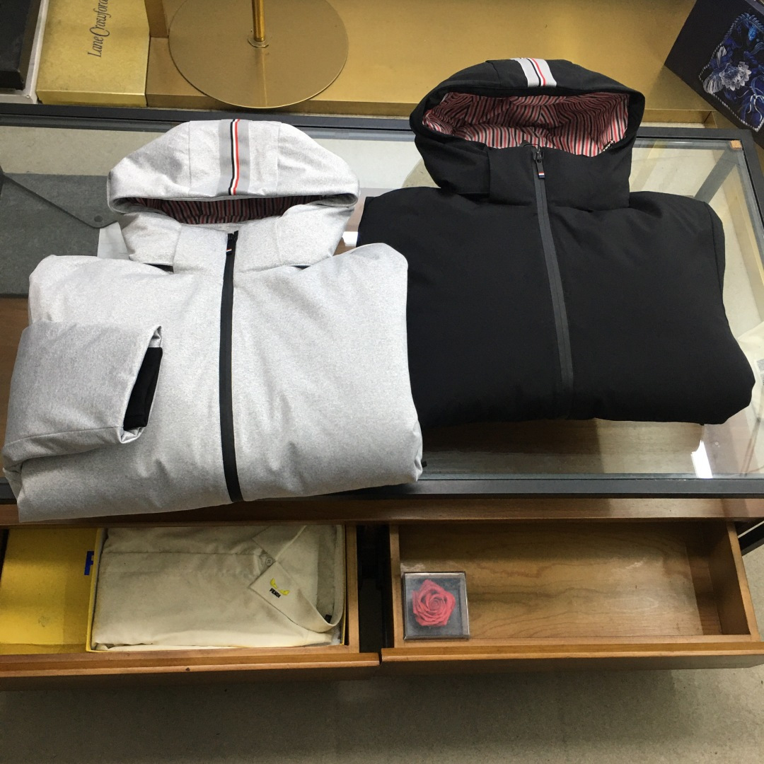 NO:601013,Down Jacket [TB] Warm down jacket in autumn and winter, thickened to keep out the cold, noble blood!  The design is refreshing and crafted with craftsmanship. The fabric is made of smooth polyester fiber, which has a strong luster. The inner layer is filled with imported down, making the upper body lighter and warmer. It is fashionable and compatible with warmth!  The details and materials used are very exquisite, showing the designer's extreme care in making it. It is more like a handicraft. The overall shape is great, and the high-end size is M-3XL down.,, down jacket, alexander wang19860909羽绒服【TB】 秋冬保暖羽绒服 加厚御寒 贵族血统！设计让人心旷神怡 匠心打造,面料选用爽滑聚酯纤维 面料,光泽感强,内层填充了进口羽绒,上身更加轻盈保暖,时尚保暖兼容！细节用料都非常考究,显示了设计 师极致的用心制作,更像是一件工艺品,整体版型很赞,高端比入尺码M-3XL羽绒.,,down jacket,alexander wang,Men's clothing