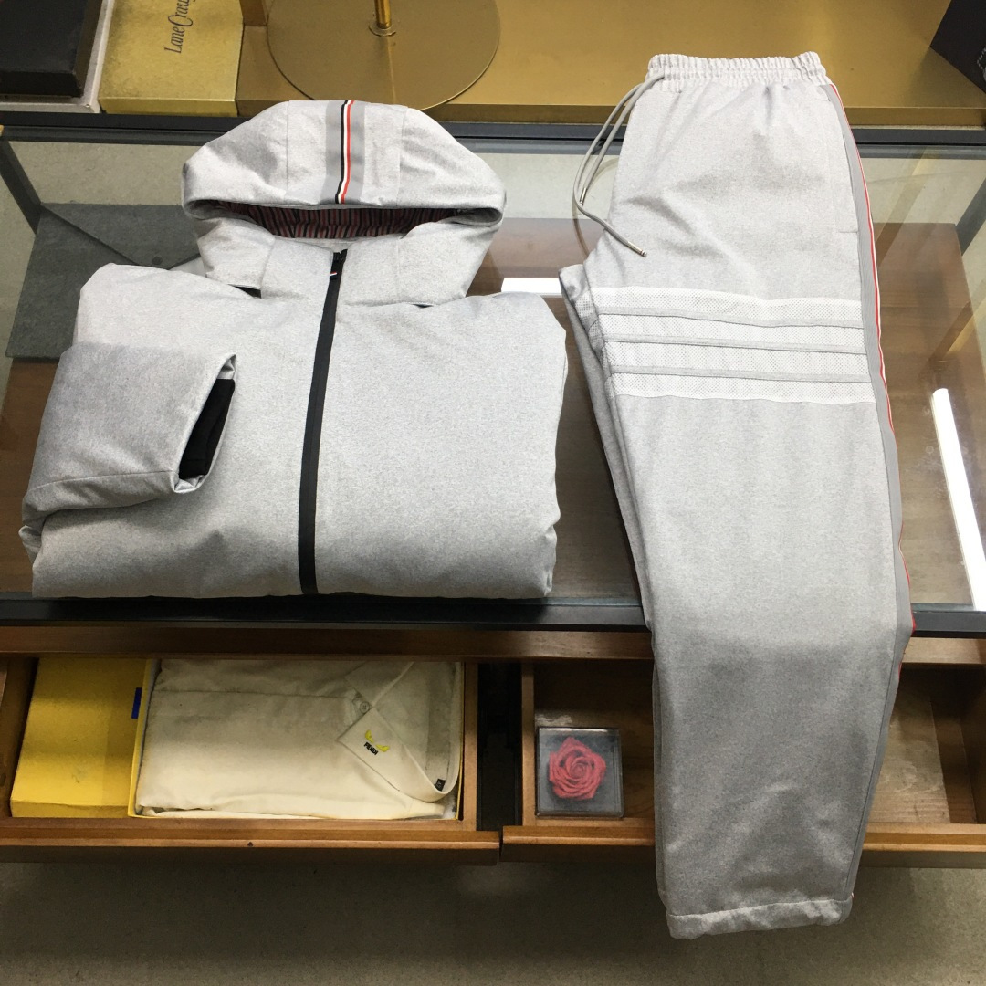 NO:601016,Down suit tops and pants [TB] for sale, warm autumn and winter down jacket suit, thickened to keep out the cold, noble blood!  The design is refreshing and crafted with craftsmanship. The fabric is made of smooth polyester fiber, which has a strong luster. The inner layer is filled with imported down, making the upper body lighter and warmer. It is fashionable and compatible with warmth!  The details and materials used are very exquisite, showing the designer's extreme care in making it. It is more like a handicraft. The overall shape is great, and the high-end size is M-3XL down.,, down jacket, alexander wang19860909羽绒套装上衣 裤【TB】拆卖 秋冬保暖羽绒服套装 加厚御寒 贵族血统！设计让人心旷神怡 匠心打造,面料选用爽滑聚酯纤维 面料,光泽感强,内层填充了进口羽绒,上身更加轻盈保暖,时尚保暖兼容！细节用料都非常考究,显示了设计 师极致的用心制作,更像是一件工艺品,整体版型很赞,高端比入尺码M-3XL羽绒.,,down jacket,alexander wang,Men's clothing