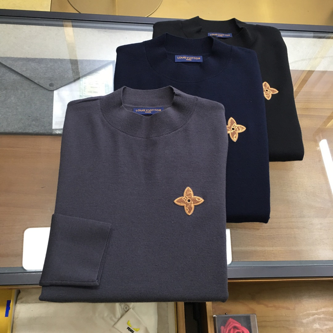 NO:601019,High-end sweater 'L.v...' next day goods 2025 autumn and winter latest men's half-turtleneck sweater with embroidered logo. The whole sweater is made of pineapple knitting method. It looks very full and delicate when worn on the body. The simple high-end style looks particularly subtle and restrained.  Elegant and elegant; the iconic embroidered logo on the chest brings a strong visual effect. It is matched with exquisite 3D three-dimensional embroidery technology. It is concave and convex, full and stylish. It has a high degree of brand identity, bright spots, details and quality. It is a ceiling-level luxury product!  The fabric is 48 merino wool and other high-quality materials. It feels tight and elastic, delicate and soft, comfortable and skin-friendly. The upper body has a particularly good three-dimensional feel. There is no pricking feeling when worn close to the body. The drape is also great. It does not pill and deform after long-term wear and washing. Sizes M-3XL (the model is 172 cm and 148 pounds, and the L size is suitable, 3xl can wear 195-200 pounds) Three colors,,sweaters,alexander wang19860909高端毛衣《L.v...》隔天货 2025秋冬最新绣标logo男士半高领毛衣,整衣采用菠萝针织法,穿在身上看,非常饱满精致,简约高端风格显得格外含蓄内敛, 斯文雅致；胸前标志性刺绣logo徽标,带来强烈的视觉效果,搭配精致3D立体刺绣工艺,凹凸有致,饱满有型,品牌标识度极高,有亮点有细节有品质,天花板级的顶奢尚品！面料48美丽诺羊毛优质其他,手感紧密高弹,细腻柔软,舒适亲肤,上身立体感特别好,贴身穿着也毫无扎感,垂坠感也超赞,久穿久洗不起球不变形. 尺码M-3XL（模特172厘米148斤试穿L码合适,3xl能穿195-200斤） 三色入,,sweaters,alexander wang,Men's clothing