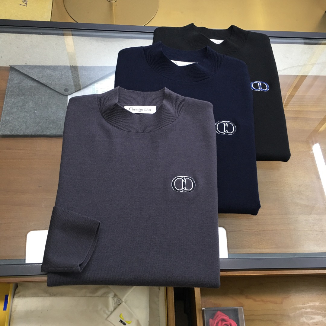 NO:601026,High-end sweater 'Dio..r...' next day delivery 2025 autumn and winter latest men's half-turtleneck sweater with embroidered logo. The whole sweater is made of pineapple knitting method. It looks very full and delicate when worn on the body. The simple high-end style looks particularly subtle and restrained.  Elegant and elegant; the iconic embroidered logo on the chest brings a strong visual effect. It is matched with exquisite 3D three-dimensional embroidery technology. It is concave and convex, full and stylish. It has a high degree of brand identity, bright spots, details and quality. It is a ceiling-level luxury product!  The fabric is 48 merino wool and other high-quality materials. It feels tight and elastic, delicate and soft, comfortable and skin-friendly. The upper body has a particularly good three-dimensional feel. There is no pricking feeling when worn close to the body. The drape is also great. It does not pill and deform after long-term wear and washing. Sizes M-3XL (the model is 172 cm and 148 pounds, and the L size is suitable. 3xl can wear 195-200 pounds). Three colors, dior, sweaters, alexander wang19860909高端毛衣《Dio..r...》隔天货 2025秋冬最新绣标logo男士半高领毛衣,整衣采用菠萝针织法,穿在身上看,非常饱满精致,简约高端风格显得格外含蓄内敛, 斯文雅致；胸前标志性刺绣logo徽标,带来强烈的视觉效果,搭配精致3D立体刺绣工艺,凹凸有致,饱满有型,品牌标识度极高,有亮点有细节有品质,天花板级的顶奢尚品！面料48美丽诺羊毛优质其他,手感紧密高弹,细腻柔软,舒适亲肤,上身立体感特别好,贴身穿着也毫无扎感,垂坠感也超赞,久穿久洗不起球不变形. 尺码M-3XL（模特172厘米148斤试穿L码合适,3xl能穿195-200斤） 三色入,,dior,sweaters,alexander wang,Men's clothing