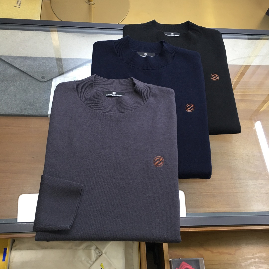 NO:601018,High-end sweater 'Zegn...' available next day. The latest men's half-turtleneck sweater with embroidered logo for autumn and winter 2025. The whole sweater is made of pineapple knitting method. It looks very full and delicate when worn on the body. The simple high-end style looks particularly subtle and restrained.  Elegant and elegant; the iconic embroidered logo on the chest brings a strong visual effect. It is matched with exquisite 3D three-dimensional embroidery technology. It is concave and convex, full and stylish. It has a high degree of brand identity, bright spots, details and quality. It is a ceiling-level luxury product!  The fabric is 48 merino wool and other high-quality materials. It feels tight and elastic, delicate and soft, comfortable and skin-friendly. The upper body has a particularly good three-dimensional feel. There is no pricking feeling when worn close to the body. The drape is also great. It does not pill and deform after long-term wear and washing. Sizes M-3XL (the model is 172 cm and 148 pounds, and the L size is suitable, 3xl can wear 195-200 pounds) Three colors,,sweaters,alexander wang19860909高端毛衣《Zegn...》隔天货 2025秋冬最新绣标logo男士半高领毛衣,整衣采用菠萝针织法,穿在身上看,非常饱满精致,简约高端风格显得格外含蓄内敛, 斯文雅致；胸前标志性刺绣logo徽标,带来强烈的视觉效果,搭配精致3D立体刺绣工艺,凹凸有致,饱满有型,品牌标识度极高,有亮点有细节有品质,天花板级的顶奢尚品！面料48美丽诺羊毛优质其他,手感紧密高弹,细腻柔软,舒适亲肤,上身立体感特别好,贴身穿着也毫无扎感,垂坠感也超赞,久穿久洗不起球不变形. 尺码M-3XL（模特172厘米148斤试穿L码合适,3xl能穿195-200斤） 三色入,,sweaters,alexander wang,Men's clothing