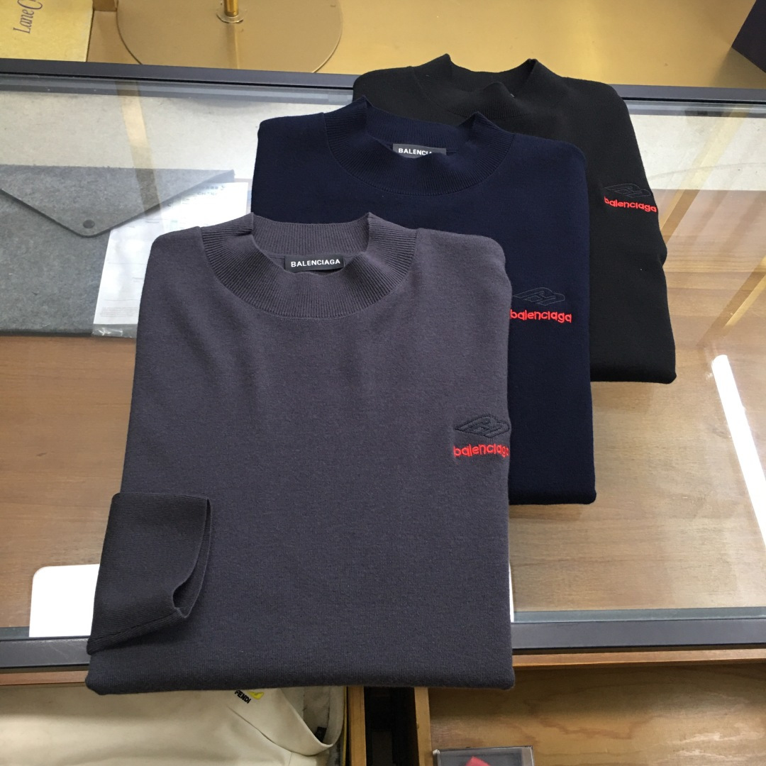 NO:601024,High-end sweater 'BLCA...' available next day. The latest men's half-turtleneck sweater with embroidered logo for autumn and winter 2025. The whole sweater is made of pineapple knitting method. It looks very full and delicate when worn on the body. The simple high-end style looks particularly subtle and restrained.  Elegant and elegant; the iconic embroidered logo on the chest brings a strong visual effect. It is matched with exquisite 3D three-dimensional embroidery technology. It is concave and convex, full and stylish. It has a high degree of brand identity, bright spots, details and quality. It is a ceiling-level luxury product!  The fabric is 48 merino wool and other high-quality materials. It feels tight and elastic, delicate and soft, comfortable and skin-friendly. The upper body has a particularly good three-dimensional feel. There is no pricking feeling when worn close to the body. The drape is also great. It does not pill and deform after long-term wear and washing. Sizes M-3XL (the model is 172 cm and 148 pounds, and the L size is suitable, 3xl can wear 195-200 pounds) Three colors,,sweaters,alexander wang19860909高端毛衣《BLCA...》隔天货 2025秋冬最新绣标logo男士半高领毛衣,整衣采用菠萝针织法,穿在身上看,非常饱满精致,简约高端风格显得格外含蓄内敛, 斯文雅致；胸前标志性刺绣logo徽标,带来强烈的视觉效果,搭配精致3D立体刺绣工艺,凹凸有致,饱满有型,品牌标识度极高,有亮点有细节有品质,天花板级的顶奢尚品！面料48美丽诺羊毛优质其他,手感紧密高弹,细腻柔软,舒适亲肤,上身立体感特别好,贴身穿着也毫无扎感,垂坠感也超赞,久穿久洗不起球不变形. 尺码M-3XL（模特172厘米148斤试穿L码合适,3xl能穿195-200斤） 三色入,,sweaters,alexander wang,Men's clothing