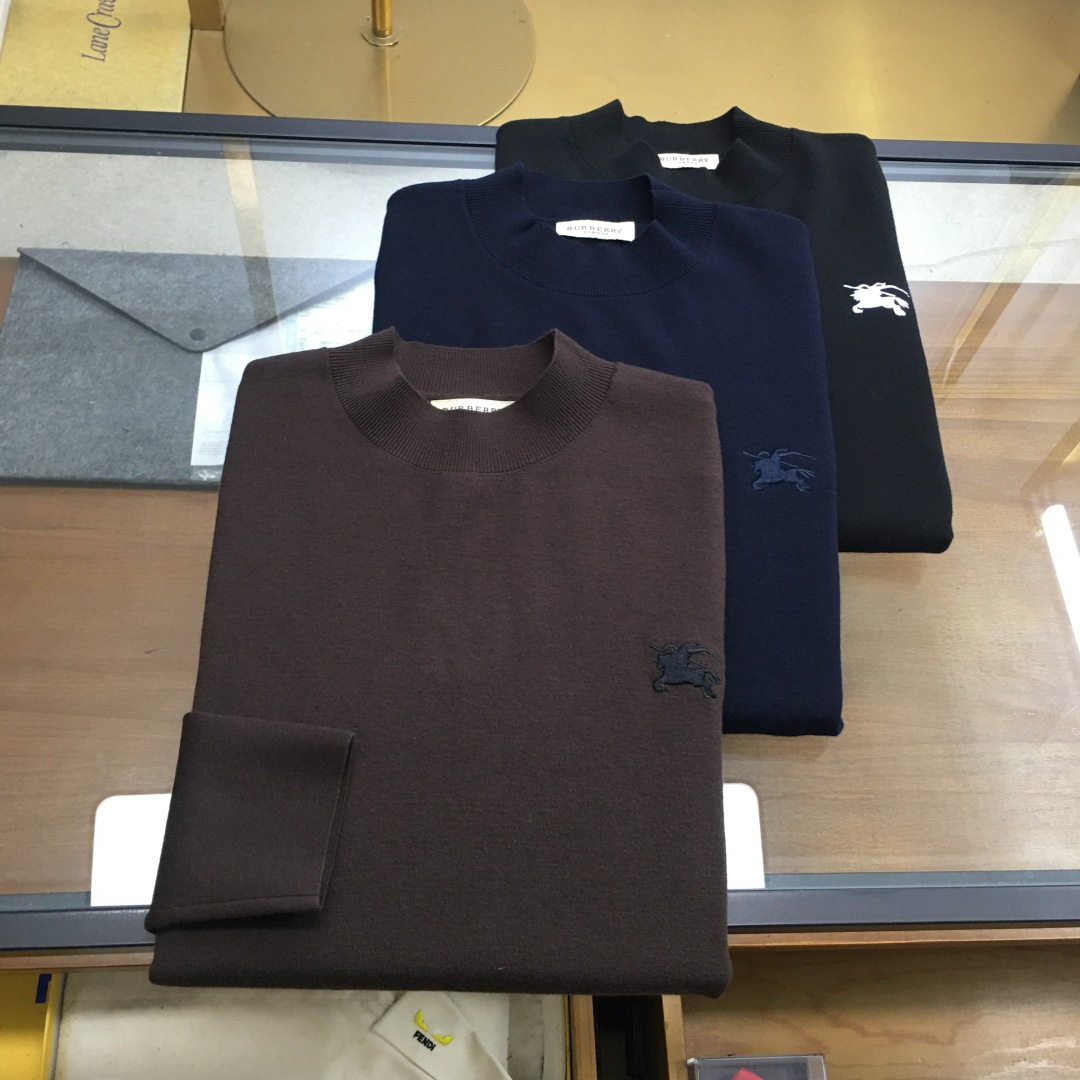 NO:601021,High-end sweater 'Burber..y...' next day delivery 2025 autumn and winter latest men's half-turtleneck sweater with embroidered logo. The whole sweater is made of pineapple knitting method. It looks very full and delicate when worn on the body. The simple high-end style looks particularly subtle and restrained.  Elegant and elegant; the iconic embroidered logo on the chest brings a strong visual effect. It is matched with exquisite 3D three-dimensional embroidery technology. It is concave and convex, full and stylish. It has a high degree of brand identity, bright spots, details and quality. It is a ceiling-level luxury product!  The fabric is 48 merino wool and other high-quality materials. It feels tight and elastic, delicate and soft, comfortable and skin-friendly. The upper body has a particularly good three-dimensional sense. There is no pricking feeling when worn close to the body. The drape is also great. It does not pill and deform after being worn for a long time and washed. Sizes M-3XL (the model is 172 cm and 148 pounds, and the L size is suitable. 3xl can wear 195-200 pounds). Three colors, burberry, sweaters, alexander wang19860909高端毛衣《Burber..y...》隔天货 2025秋冬最新绣标logo男士半高领毛衣,整衣采用菠萝针织法,穿在身上看,非常饱满精致,简约高端风格显得格外含蓄内敛, 斯文雅致；胸前标志性刺绣logo徽标,带来强烈的视觉效果,搭配精致3D立体刺绣工艺,凹凸有致,饱满有型,品牌标识度极高,有亮点有细节有品质,天花板级的顶奢尚品！面料48美丽诺羊毛优质其他,手感紧密高弹,细腻柔软,舒适亲肤,上身立体感特别好,贴身穿着也毫无扎感,垂坠感也超赞,久穿久洗不起球不变形. 尺码M-3XL（模特172厘米148斤试穿L码合适,3xl能穿195-200斤） 三色入,,burberry,sweaters,alexander wang,Men's clothing