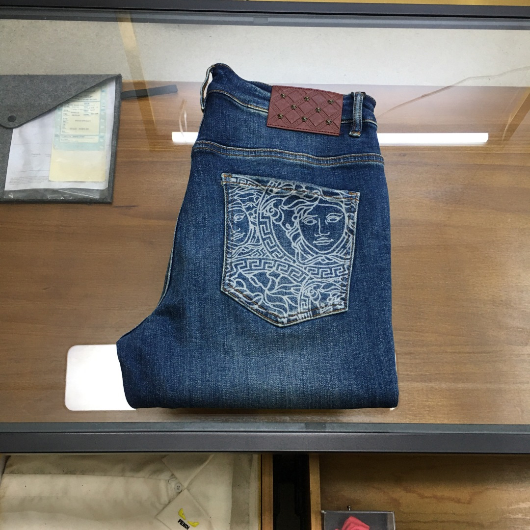 NO:606548,New product 'Versac' 25 men's fashionable denim trousers!  Trading company channels are rare, leading official website sales!  The latest trousers item is presented, a must-have for all quality-controlled male fans. Such a pair of high-end jeans is rare in the world!  This pair of jeans is made of imported washed denim cotton fabric supplied by customers. The flexible and solid fabric is naturally stiff and tough, with a soft and elastic feel, and delicate facial texture details. The fashionable performance of this single product is irresistible!  There is a leather label on the back waist nameplate, vintage buttons engraved with exquisite logos, and a YKK metal zipper closure on the placket. All the accessories are exquisitely configured!  The jeans are perfectly tailored and can be used daily to enhance your style. The upper body effect will definitely not let you down!  Size 29-38 (35 no 37) .,,versace,jeans,alexander wang19860909新品《Versac》 25男士时尚牛仔长裤！贸易公司渠道稀出,领先官网发售！最新裤装单品奉献,所有品质控男粉必须入手的极品,这样一条段位的牛仔裤,担得起世所罕见！ 此款牛仔裤甄选客供进口水洗牛仔棉布制成,柔韧又坚实的面料天然的挺括和硬朗既视感,手感柔软富有弹力,细腻的面部织纹细节,这种单品所带来的时髦性能让人无法抵抗！后腰铭牌皮标,刻有精致字样Logo的复古纽扣,以及门襟YKK金属拉链闭合,所有辅料配置精妙绝伦！牛仔裤版型完美剪裁,日常搭配起来足以提升你的穿搭格调,上身效果绝对不会让你失望！ 尺码29-38（35无37） .,,versace,jeans,alexander wang,Men's clothing