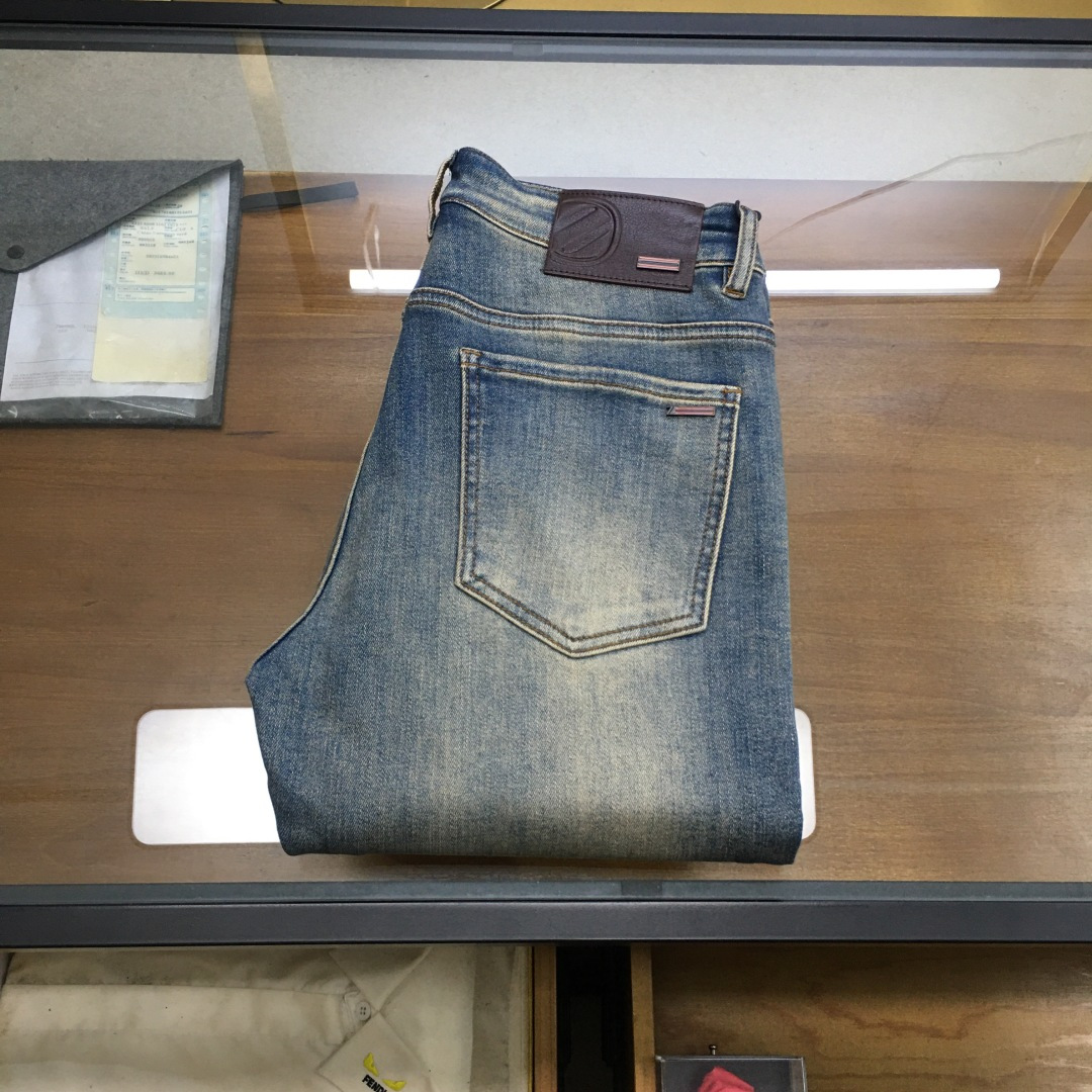 NO:606558,New product 'Zegn' 25 men's fashionable denim trousers!  Trading company channels are rare, leading official website sales!  The latest trousers item is presented, a must-have for all quality-controlled male fans. Such a pair of high-end jeans is rare in the world!  This pair of jeans is made of imported washed denim cotton fabric supplied by customers. The flexible and solid fabric is naturally stiff and tough, with a soft and elastic feel, and delicate facial texture details. The fashionable performance of this single product is irresistible!  There is a leather label on the back waist nameplate, vintage buttons engraved with exquisite logos, and a YKK metal zipper closure on the placket. All the accessories are exquisitely configured!  The jeans are perfectly tailored and can be used daily to enhance your style. The upper body effect will definitely not let you down!  Size 29-38 (35 no 37) .,,jeans,alexander wang19860909新品《Zegn》 25男士时尚牛仔长裤！贸易公司渠道稀出,领先官网发售！最新裤装单品奉献,所有品质控男粉必须入手的极品,这样一条段位的牛仔裤,担得起世所罕见！ 此款牛仔裤甄选客供进口水洗牛仔棉布制成,柔韧又坚实的面料天然的挺括和硬朗既视感,手感柔软富有弹力,细腻的面部织纹细节,这种单品所带来的时髦性能让人无法抵抗！后腰铭牌皮标,刻有精致字样Logo的复古纽扣,以及门襟YKK金属拉链闭合,所有辅料配置精妙绝伦！牛仔裤版型完美剪裁,日常搭配起来足以提升你的穿搭格调,上身效果绝对不会让你失望！ 尺码29-38（35无37） .,,jeans,alexander wang,Men's clothing