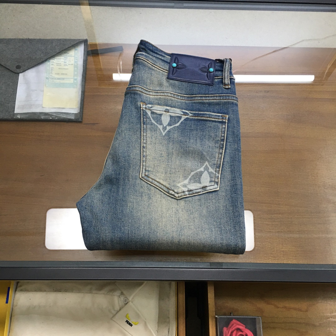 NO:606542,New product 'L.v' 25 men's fashionable denim trousers!  Trading company channels are rare, leading official website sales!  The latest trousers item is presented, a must-have for all quality-controlled male fans. Such a pair of high-end jeans is rare in the world!  This pair of jeans is made of imported washed denim cotton fabric supplied by customers. The flexible and solid fabric is naturally stiff and tough, with a soft and elastic feel, and delicate facial texture details. The fashionable performance of this single product is irresistible!  There is a leather label on the back waist nameplate, vintage buttons engraved with exquisite logos, and a YKK metal zipper closure on the placket. All the accessories are exquisitely configured!  The jeans are perfectly tailored and can be used daily to enhance your style. The upper body effect will definitely not let you down!  Size 29-38 (35 no 37) .,,jeans,alexander wang19860909新品《L.v》 25男士时尚牛仔长裤！贸易公司渠道稀出,领先官网发售！最新裤装单品奉献,所有品质控男粉必须入手的极品,这样一条段位的牛仔裤,担得起世所罕见！ 此款牛仔裤甄选客供进口水洗牛仔棉布制成,柔韧又坚实的面料天然的挺括和硬朗既视感,手感柔软富有弹力,细腻的面部织纹细节,这种单品所带来的时髦性能让人无法抵抗！后腰铭牌皮标,刻有精致字样Logo的复古纽扣,以及门襟YKK金属拉链闭合,所有辅料配置精妙绝伦！牛仔裤版型完美剪裁,日常搭配起来足以提升你的穿搭格调,上身效果绝对不会让你失望！ 尺码29-38（35无37） .,,jeans,alexander wang,Men's clothing