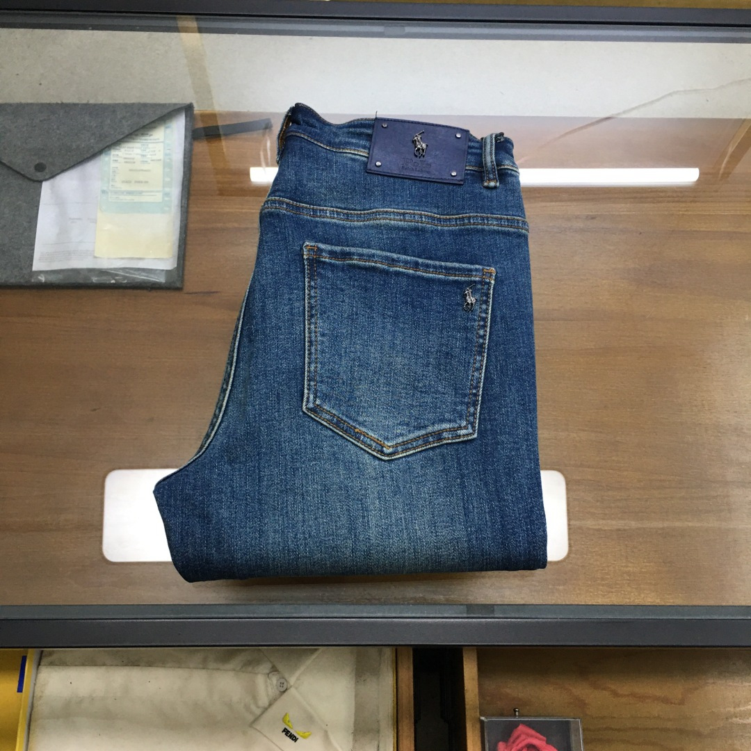 NO:606530,New product 'Rafflau...' 25 men's fashionable denim trousers!  Trading company channels are rare, leading official website sales!  The latest trousers item is presented, a must-have for all quality-controlled male fans. Such a pair of high-end jeans is rare in the world!  This pair of jeans is made of imported washed denim cotton fabric supplied by customers. The flexible and solid fabric is naturally stiff and tough, with a soft and elastic feel, and delicate facial texture details. The fashionable performance of this single product is irresistible!  There is a leather label on the back waist nameplate, vintage buttons engraved with exquisite logos, and a YKK metal zipper closure on the placket. All the accessories are exquisitely configured!  The jeans are perfectly tailored and can be used daily to enhance your style. The upper body effect will definitely not let you down!  Size 29-38 (35 no 37) .,,jeans,alexander wang19860909新品《拉夫劳..》 25男士时尚牛仔长裤！贸易公司渠道稀出,领先官网发售！最新裤装单品奉献,所有品质控男粉必须入手的极品,这样一条段位的牛仔裤,担得起世所罕见！ 此款牛仔裤甄选客供进口水洗牛仔棉布制成,柔韧又坚实的面料天然的挺括和硬朗既视感,手感柔软富有弹力,细腻的面部织纹细节,这种单品所带来的时髦性能让人无法抵抗！后腰铭牌皮标,刻有精致字样Logo的复古纽扣,以及门襟YKK金属拉链闭合,所有辅料配置精妙绝伦！牛仔裤版型完美剪裁,日常搭配起来足以提升你的穿搭格调,上身效果绝对不会让你失望！ 尺码29-38（35无37） .,,jeans,alexander wang,Men's clothing