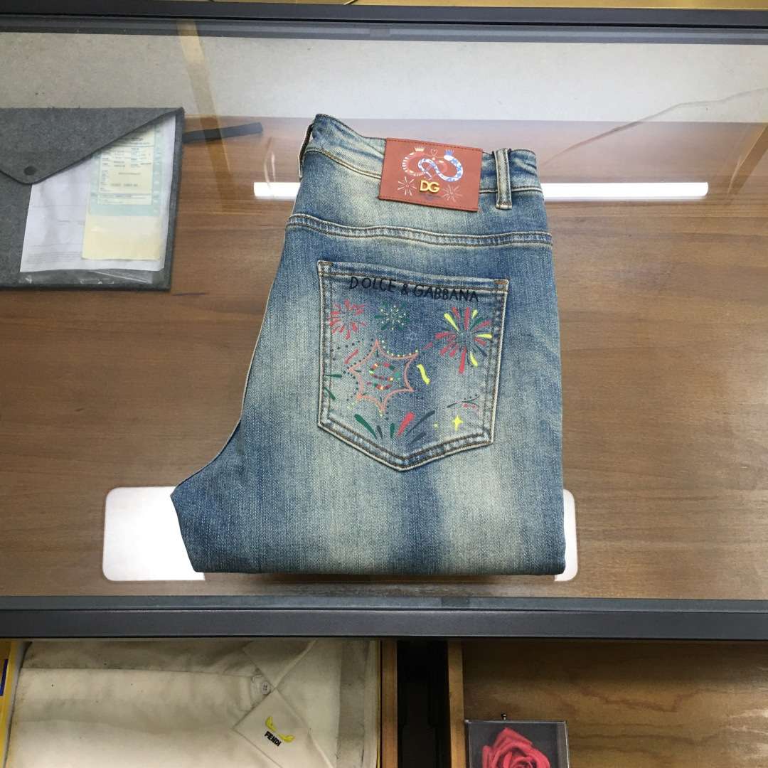 NO:606563,New product 'DG' 25 men's fashionable denim trousers!  Trading company channels are rare, leading official website sales!  The latest trousers item is presented, a must-have for all quality-controlled male fans. Such a pair of high-end jeans is rare in the world!  This pair of jeans is made of imported washed denim cotton fabric supplied by customers. The flexible and solid fabric is naturally stiff and tough, with a soft and elastic feel, and delicate facial texture details. The fashionable performance of this single product is irresistible!  There is a leather label on the back waist nameplate, vintage buttons engraved with exquisite logos, and a YKK metal zipper closure on the placket. All the accessories are exquisitely configured!  The jeans are perfectly tailored and can be used daily to enhance your style. The upper body effect will definitely not let you down!  Size 29-38 (35 no 37) .,,jeans,alexander wang19860909新品《DG》 25男士时尚牛仔长裤！贸易公司渠道稀出,领先官网发售！最新裤装单品奉献,所有品质控男粉必须入手的极品,这样一条段位的牛仔裤,担得起世所罕见！ 此款牛仔裤甄选客供进口水洗牛仔棉布制成,柔韧又坚实的面料天然的挺括和硬朗既视感,手感柔软富有弹力,细腻的面部织纹细节,这种单品所带来的时髦性能让人无法抵抗！后腰铭牌皮标,刻有精致字样Logo的复古纽扣,以及门襟YKK金属拉链闭合,所有辅料配置精妙绝伦！牛仔裤版型完美剪裁,日常搭配起来足以提升你的穿搭格调,上身效果绝对不会让你失望！ 尺码29-38（35无37） .,,jeans,alexander wang,Men's clothing