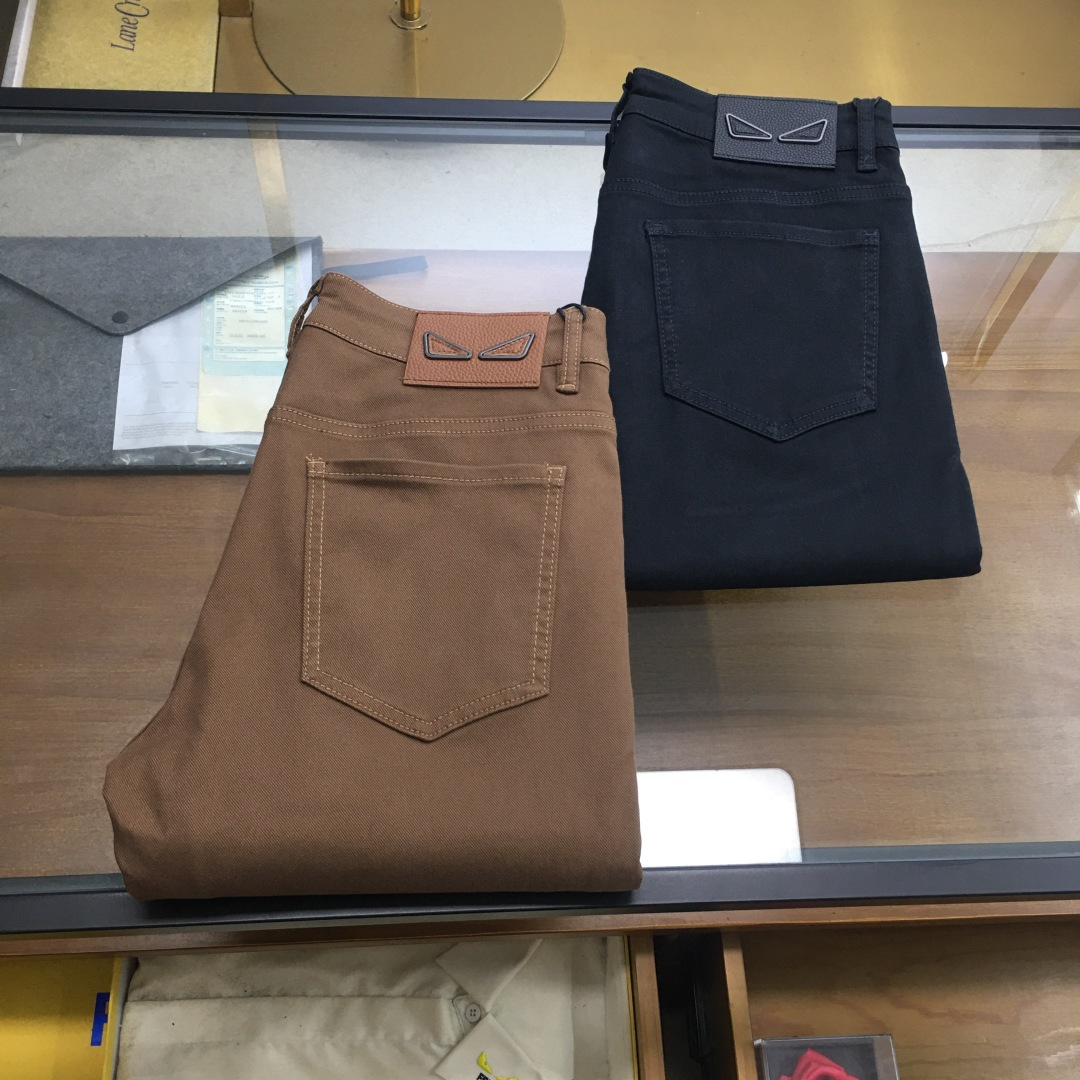 NO:624148,新品《Fend》 25秋冬男士时尚牛仔长裤！  Trading company channels are rare, leading official website sales!  The latest trousers item is presented, a must-have for all quality-controlled male fans. Such a pair of high-end jeans is rare in the world!  此款牛仔裤甄选客供进口水洗牛仔棉布制成,柔韧又坚实的面料天然的挺括和硬朗既视感,手感柔软富有弹力,细腻的面部织纹细节,这种单品所带来的时髦性能让人无法抵抗！  There is a leather label on the back waist nameplate, vintage buttons engraved with exquisite logos, and a YKK metal zipper closure on the placket. All the accessories are exquisitely configured! 牛仔裤版型完美剪裁,日常搭配起来足以提升你的穿搭格调,上身效果绝对不会让你失望！  Size 29-38 (35 no 37) .,,fendi,jeans,alexander wang19860909新品《Fend》 25秋冬男士时尚牛仔长裤！贸易公司渠道稀出,领先官网发售！最新裤装单品奉献,所有品质控男粉必须入手的极品,这样一条段位的牛仔裤,担得起世所罕见！ 此款牛仔裤甄选客供进口水洗牛仔棉布制成,柔韧又坚实的面料天然的挺括和硬朗既视感,手感柔软富有弹力,细腻的面部织纹细节,这种单品所带来的时髦性能让人无法抵抗！后腰铭牌皮标,刻有精致字样Logo的复古纽扣,以及门襟YKK金属拉链闭合,所有辅料配置精妙绝伦！牛仔裤版型完美剪裁,日常搭配起来足以提升你的穿搭格调,上身效果绝对不会让你失望！ 尺码29-38（35无37） .,,fendi,jeans,alexander wang,Men's clothing
