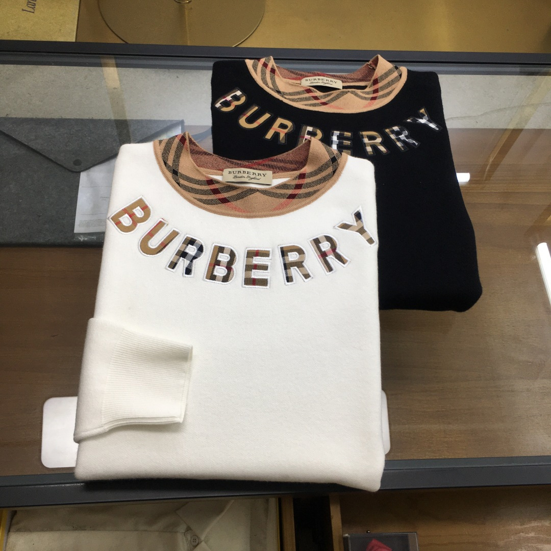 NO:624144,New sweater [Burber..y] 2025 autumn and winter new knitted woolen sweater. High-quality exquisite wool blended fabric, high-density knitting, fashionable and versatile sweater, very handsome. Classic Logo jacquard style. Durable and not easy to deform, can be easily held in various styles, classic fashion style that is sought after every year. Complete three standards. High-quality large goods. Size M-3XL, burberry, sweaters, alexander wang19860909新品毛衣【Burber..y】 2025秋冬新款针织羊毛衫 高品质精致羊毛混纺面料,高密度针织,时尚百搭毛衣,帅气十足.经典Logo提花款.耐穿不易变形,版型,各种风格都能轻松Hold住,年年被追捧的经典时尚款 三标齐全 高品质大货 码数M-3XL,,burberry,sweaters,alexander wang,Men's clothing