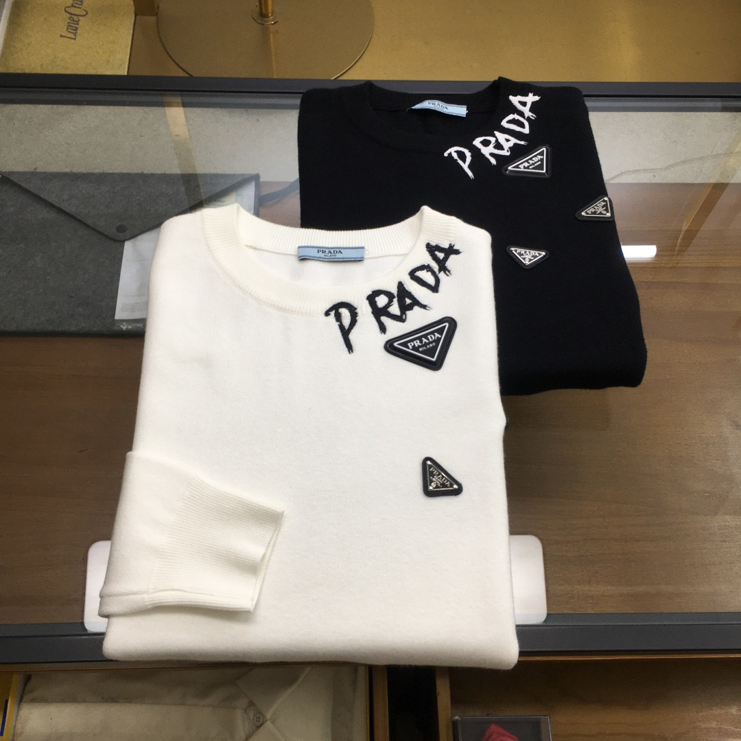 NO:624141,New sweater [Prad] 2025 autumn and winter new knitted woolen sweater. High-quality exquisite wool blended fabric, high-density knitting, fashionable and versatile sweater, very handsome. Classic Logo jacquard style. Durable and not easy to deform, version, various styles can be easily held, classic fashion style that is sought after every year. Three standards are complete. High-quality large goods. Size M-3XL, prada, sweaters, alexander wang19860909新品毛衣【Prad】 2025秋冬新款针织羊毛衫 高品质精致羊毛混纺面料,高密度针织,时尚百搭毛衣,帅气十足.经典Logo提花款.耐穿不易变形,版型,各种风格都能轻松Hold住,年年被追捧的经典时尚款 三标齐全 高品质大货 码数M-3XL,,prada,sweaters,alexander wang,Men's clothing