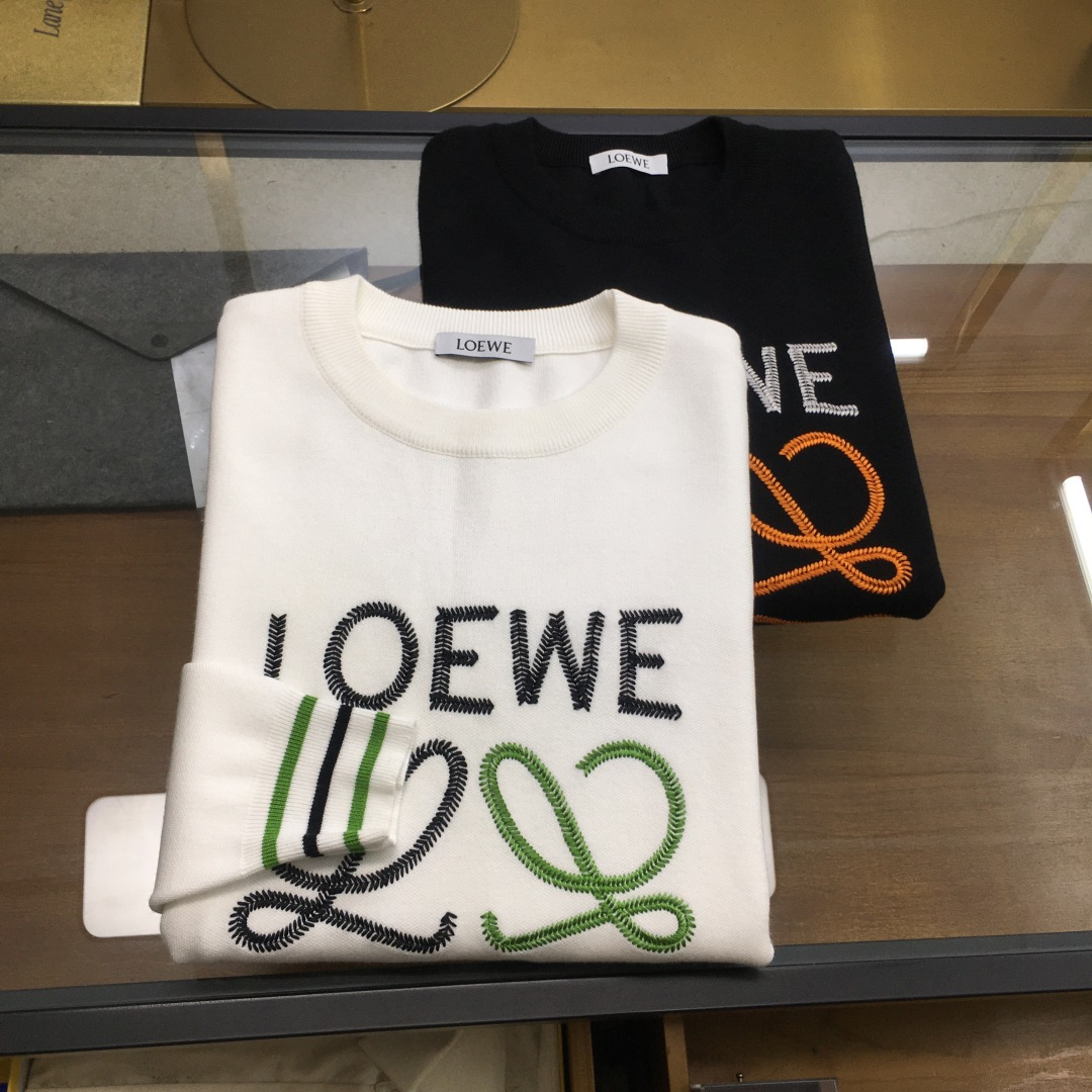 NO:624160,New sweater [L.oew] 2025 autumn and winter new knitted woolen sweater. High-quality exquisite wool blended fabric, high-density knitting, fashionable and versatile sweater, very handsome. Classic Logo jacquard style. Durable and not easy to deform, version, various styles can be easily held, classic fashion style that is sought after every year. Complete three standards. High-quality bulk goods. Size M-3XL,,sweaters,alexander wang19860909新品毛衣【L.oew】 2025秋冬新款针织羊毛衫 高品质精致羊毛混纺面料,高密度针织,时尚百搭毛衣,帅气十足.经典Logo提花款.耐穿不易变形,版型,各种风格都能轻松Hold住,年年被追捧的经典时尚款 三标齐全 高品质大货 码数M-3XL,,sweaters,alexander wang,Men's clothing