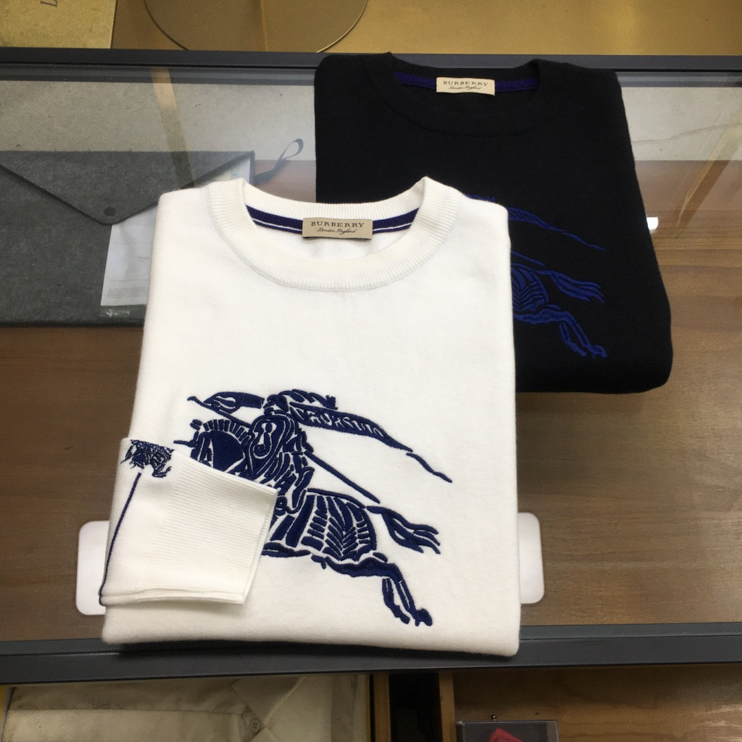 NO:624166,New sweater [Burber..y] 2025 autumn and winter new knitted woolen sweater. High-quality exquisite wool blended fabric, high-density knitting, fashionable and versatile sweater, very handsome. Classic Logo jacquard style. Durable and not easy to deform, can be easily held in various styles, classic fashion style that is sought after every year. Complete three standards. High-quality large goods. Size M-3XL, burberry, sweaters, alexander wang19860909新品毛衣【Burber..y】 2025秋冬新款针织羊毛衫 高品质精致羊毛混纺面料,高密度针织,时尚百搭毛衣,帅气十足.经典Logo提花款.耐穿不易变形,版型,各种风格都能轻松Hold住,年年被追捧的经典时尚款 三标齐全 高品质大货 码数M-3XL,,burberry,sweaters,alexander wang,Men's clothing