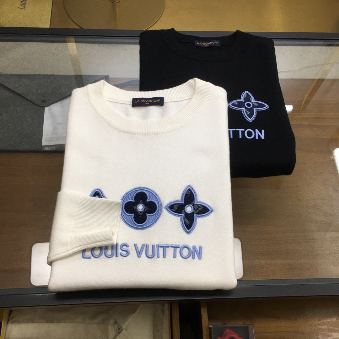 NO:624150,New sweater [L.v] 2025 autumn and winter new knitted woolen sweater. High-quality exquisite wool blended fabric, high-density knitting, fashionable and versatile sweater, very handsome. Classic Logo jacquard style. Durable and not easy to deform, can be easily held in various styles, classic fashion style that is sought after every year. Three standards are complete. High-quality large goods. Size M-3XL, sweaters, alexander wang19860909新品毛衣【L.v】 2025秋冬新款针织羊毛衫 高品质精致羊毛混纺面料,高密度针织,时尚百搭毛衣,帅气十足.经典Logo提花款.耐穿不易变形,版型,各种风格都能轻松Hold住,年年被追捧的经典时尚款 三标齐全 高品质大货 码数M-3XL,,sweaters,alexander wang,Men's clothing