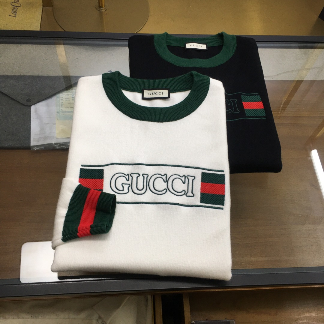 NO:624153,New sweater [Gu.ci] 2025 autumn and winter new knitted wool sweater. High-quality exquisite wool blended fabric, high-density knitting, fashionable and versatile sweater, very handsome. Classic Logo jacquard style. Durable and not easy to deform, version, various styles can be easily held, classic fashion style that is sought after every year. Three standards are complete. High-quality bulk goods. Size M-3XL, sweaters, alexander wang19860909新品毛衣【Gu.ci】 2025秋冬新款针织羊毛衫 高品质精致羊毛混纺面料,高密度针织,时尚百搭毛衣,帅气十足.经典Logo提花款.耐穿不易变形,版型,各种风格都能轻松Hold住,年年被追捧的经典时尚款 三标齐全 高品质大货 码数M-3XL,,sweaters,alexander wang,Men's clothing