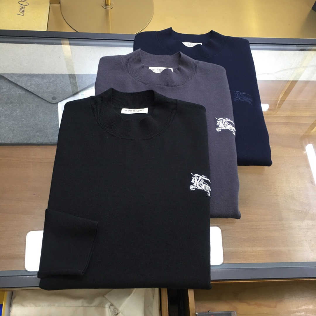 NO:662725,High-end sweater 'Burber..y...' next day delivery 2025 autumn and winter latest men's half-turtleneck sweater with embroidered logo. The whole sweater is made of pineapple knitting method. It looks very full and delicate when worn on the body. The simple high-end style looks particularly subtle and restrained.  Elegant and elegant; the iconic embroidered logo on the chest brings a strong visual effect. It is matched with exquisite 3D three-dimensional embroidery technology. It is concave and convex, full and stylish. It has a high degree of brand identity, bright spots, details and quality. It is a ceiling-level luxury product!  The fabric is 48 merino wool and other high-quality materials. It feels tight and elastic, delicate and soft, comfortable and skin-friendly. The upper body has a particularly good three-dimensional sense. There is no pricking feeling when worn close to the body. The drape is also great. It does not pill and deform after being worn for a long time and washed. Sizes M-3XL (the model is 172 cm and 148 pounds, and the L size is suitable. 3xl can wear 195-200 pounds). Three colors, burberry, sweaters,  19860909高端毛衣《Burber..y...》隔天货 2025秋冬最新绣标logo男士半高领毛衣,整衣采用菠萝针织法,穿在身上看,非常饱满精致,简约高端风格显得格外含蓄内敛, 斯文雅致；胸前标志性刺绣logo徽标,带来强烈的视觉效果,搭配精致3D立体刺绣工艺,凹凸有致,饱满有型,品牌标识度极高,有亮点有细节有品质,天花板级的顶奢尚品！面料48美丽诺羊毛优质其他,手感紧密高弹,细腻柔软,舒适亲肤,上身立体感特别好,贴身穿着也毫无扎感,垂坠感也超赞,久穿久洗不起球不变形. 尺码M-3XL（模特172厘米148斤试穿L码合适,3xl能穿195-200斤） 三色入,,burberry,sweaters, ,Men's clothing