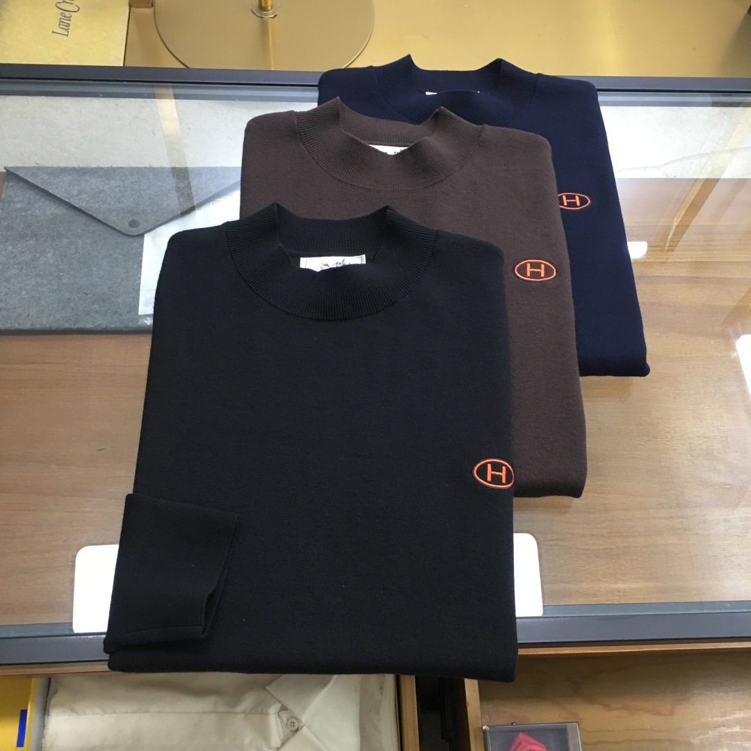 NO:662737,High-end sweater 'Ais...' next day goods, the latest men's half-turtleneck sweater with embroidered logo for autumn and winter 2025. The whole sweater is made of pineapple knitting method. It looks very full and delicate when worn on the body. The simple high-end style looks particularly subtle and restrained.  Elegant and elegant; the iconic embroidered logo on the chest brings a strong visual effect. It is matched with exquisite 3D three-dimensional embroidery technology. It is concave and convex, full and stylish. It has a high degree of brand identity, bright spots, details and quality. It is a ceiling-level luxury product!  The fabric is 48 merino wool and other high-quality materials. It feels tight and elastic, delicate and soft, comfortable and skin-friendly. The upper body has a particularly good three-dimensional feel. There is no pricking feeling when worn close to the body. The drape is also great. It does not pill and deform after long-term wear and washing. Sizes M-3XL (the model is 172 cm and 148 pounds, and the L size is suitable, 3xl can wear 195-200 pounds) Three colors,,sweaters, 19860909高端毛衣《爱士...》隔天货 2025秋冬最新绣标logo男士半高领毛衣,整衣采用菠萝针织法,穿在身上看,非常饱满精致,简约高端风格显得格外含蓄内敛, 斯文雅致；胸前标志性刺绣logo徽标,带来强烈的视觉效果,搭配精致3D立体刺绣工艺,凹凸有致,饱满有型,品牌标识度极高,有亮点有细节有品质,天花板级的顶奢尚品！面料48美丽诺羊毛优质其他,手感紧密高弹,细腻柔软,舒适亲肤,上身立体感特别好,贴身穿着也毫无扎感,垂坠感也超赞,久穿久洗不起球不变形. 尺码M-3XL（模特172厘米148斤试穿L码合适,3xl能穿195-200斤） 三色入,,sweaters, ,Men's clothing