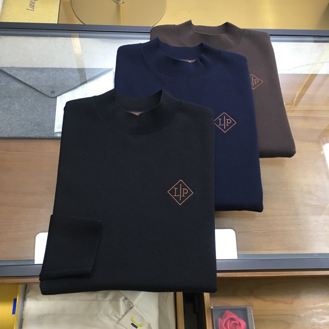 NO:662723,High-end sweater 'LP...' Next-day delivery 2025 autumn and winter latest men's half-turtleneck sweater with embroidered logo. The whole sweater is made of pineapple knitting method. It looks very full and delicate when worn on the body. The simple high-end style looks particularly subtle and restrained.  Elegant and elegant; the iconic embroidered logo on the chest brings a strong visual effect. It is matched with exquisite 3D three-dimensional embroidery technology. It is concave and convex, full and stylish. It has a high degree of brand identity, bright spots, details and quality. It is a ceiling-level luxury product!  The fabric is 48 merino wool and other high-quality materials. It feels tight and elastic, delicate and soft, comfortable and skin-friendly. The upper body has a particularly good three-dimensional feel. There is no pricking feeling when worn close to the body. The drape is also great. It does not pill and deform after long-term wear and washing. Sizes M-3XL (the model is 172 cm and 148 pounds, and the L size is suitable. 3xl can wear 195-200 pounds). Three colors, loro piana, sweaters,  19860909高端毛衣《LP...》隔天货 2025秋冬最新绣标logo男士半高领毛衣,整衣采用菠萝针织法,穿在身上看,非常饱满精致,简约高端风格显得格外含蓄内敛, 斯文雅致；胸前标志性刺绣logo徽标,带来强烈的视觉效果,搭配精致3D立体刺绣工艺,凹凸有致,饱满有型,品牌标识度极高,有亮点有细节有品质,天花板级的顶奢尚品！面料48美丽诺羊毛优质其他,手感紧密高弹,细腻柔软,舒适亲肤,上身立体感特别好,贴身穿着也毫无扎感,垂坠感也超赞,久穿久洗不起球不变形. 尺码M-3XL（模特172厘米148斤试穿L码合适,3xl能穿195-200斤） 三色入,,loro piana,sweaters, ,Men's clothing