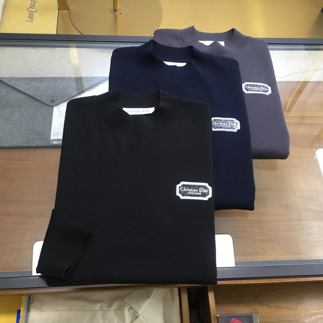 NO:662732,High-end sweater 'Dio..r...' next day delivery 2025 autumn and winter latest men's half-turtleneck sweater with embroidered logo. The whole sweater is made of pineapple knitting method. It looks very full and delicate when worn on the body. The simple high-end style looks particularly subtle and restrained.  Elegant and elegant; the iconic embroidered logo on the chest brings a strong visual effect. It is matched with exquisite 3D three-dimensional embroidery technology. It is concave and convex, full and stylish. It has a high degree of brand identity, bright spots, details and quality. It is a ceiling-level luxury product!  The fabric is 48 merino wool and other high-quality materials. It feels tight and elastic, delicate and soft, comfortable and skin-friendly. The upper body has a particularly good three-dimensional feel. There is no pricking feeling when worn close to the body. The drape is also great. It does not pill and deform after long-term wear and washing. Sizes M-3XL (the model is 172 cm and 148 pounds, and the L size is suitable. 3xl can wear 195-200 pounds). Three colors, dior, sweaters,  19860909高端毛衣《Dio..r...》隔天货 2025秋冬最新绣标logo男士半高领毛衣,整衣采用菠萝针织法,穿在身上看,非常饱满精致,简约高端风格显得格外含蓄内敛, 斯文雅致；胸前标志性刺绣logo徽标,带来强烈的视觉效果,搭配精致3D立体刺绣工艺,凹凸有致,饱满有型,品牌标识度极高,有亮点有细节有品质,天花板级的顶奢尚品！面料48美丽诺羊毛优质其他,手感紧密高弹,细腻柔软,舒适亲肤,上身立体感特别好,贴身穿着也毫无扎感,垂坠感也超赞,久穿久洗不起球不变形. 尺码M-3XL（模特172厘米148斤试穿L码合适,3xl能穿195-200斤） 三色入,,dior,sweaters, ,Men's clothing