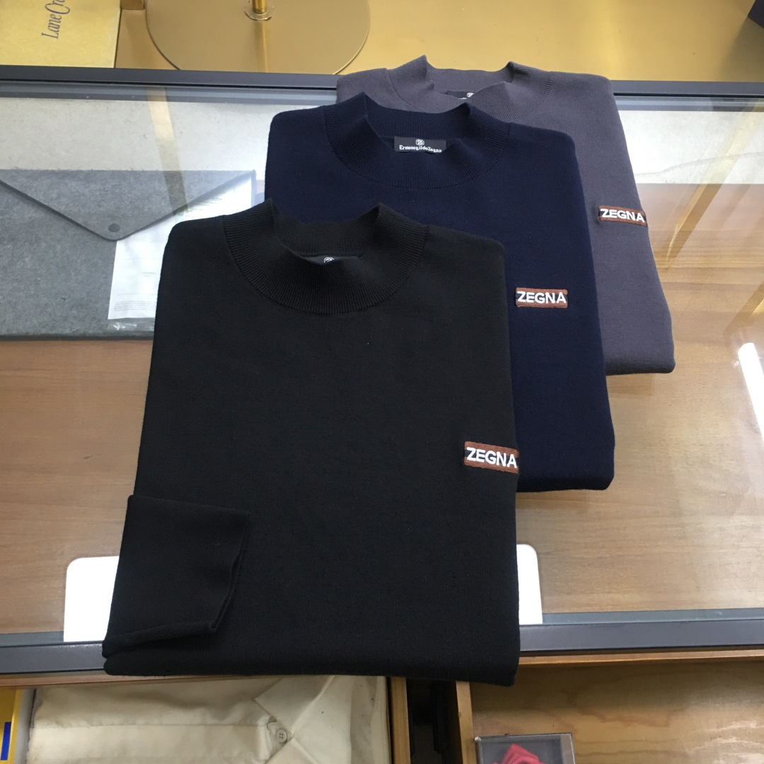 NO:662726,High-end sweater 'Zegn...' available next day. The latest men's half-turtleneck sweater with embroidered logo for autumn and winter 2025. The whole sweater is made of pineapple knitting method. It looks very full and delicate when worn on the body. The simple high-end style looks particularly subtle and restrained.  Elegant and elegant; the iconic embroidered logo on the chest brings a strong visual effect. It is matched with exquisite 3D three-dimensional embroidery technology. It is concave and convex, full and stylish. It has a high degree of brand identity, bright spots, details and quality. It is a ceiling-level luxury product!  The fabric is 48 merino wool and other high-quality materials. It feels tight and elastic, delicate and soft, comfortable and skin-friendly. The upper body has a particularly good three-dimensional feel. There is no pricking feeling when worn close to the body. The drape is also great. It does not pill and deform after long-term wear and washing. Sizes M-3XL (the model is 172 cm and 148 pounds, and the L size is suitable, 3xl can wear 195-200 pounds) Three colors,,sweaters, 19860909高端毛衣《Zegn...》隔天货 2025秋冬最新绣标logo男士半高领毛衣,整衣采用菠萝针织法,穿在身上看,非常饱满精致,简约高端风格显得格外含蓄内敛, 斯文雅致；胸前标志性刺绣logo徽标,带来强烈的视觉效果,搭配精致3D立体刺绣工艺,凹凸有致,饱满有型,品牌标识度极高,有亮点有细节有品质,天花板级的顶奢尚品！面料48美丽诺羊毛优质其他,手感紧密高弹,细腻柔软,舒适亲肤,上身立体感特别好,贴身穿着也毫无扎感,垂坠感也超赞,久穿久洗不起球不变形. 尺码M-3XL（模特172厘米148斤试穿L码合适,3xl能穿195-200斤） 三色入,,sweaters, ,Men's clothing