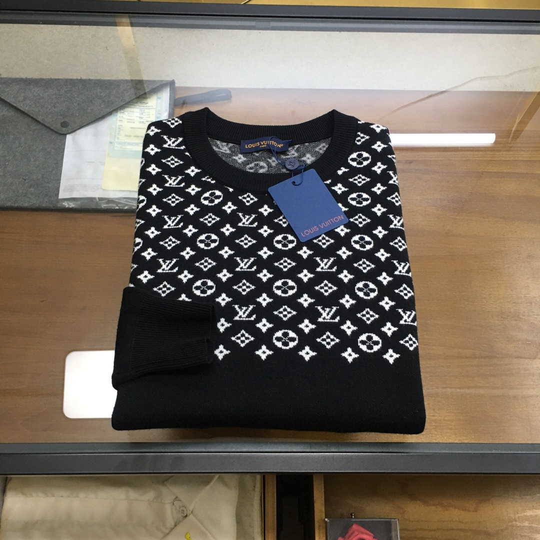 NO:662733,New products at the counter [L.v] 25 autumn and winter super popular sweaters recommended, new men's series popular long-sleeved woolen sweaters, as the most classic item of the year, reinterpreted by design, excellent texture, very soft and delicate feel, unique insights obvious in the details, simple and versatile, code number 48-56,, sweaters,  19860909专柜新品【L.v】 25秋冬超级爆款毛衣推荐,新品男装系列爆款长袖羊毛衫,作为年度最是经典单品,经过设计重新演绎,质感绝佳,手感非常柔软细腻,细节上显而易见的独特见解,简约更百搭 码数48-56,,sweaters, ,Men's clothing