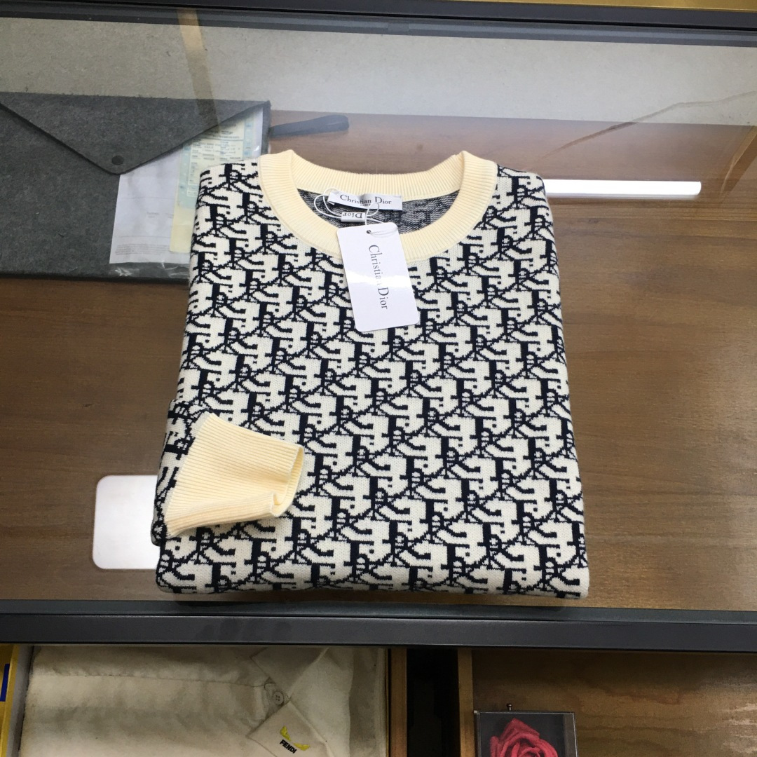 NO:662735,New products at the counter [Dio..r] 25 autumn and winter super popular sweaters recommended, new men's series popular long-sleeved cardigan, as the most classic item of the year, reinterpreted by design, excellent texture, very soft and delicate feel, unique insights obvious in the details, simple and versatile, size 48-56, dior, sweaters,  19860909专柜新品【Dio..r】 25秋冬超级爆款毛衣推荐,新品男装系列爆款长袖羊毛衫,作为年度最是经典单品,经过设计重新演绎,质感绝佳,手感非常柔软细腻,细节上显而易见的独特见解,简约更百搭 码数48-56,,dior,sweaters, ,Men's clothing