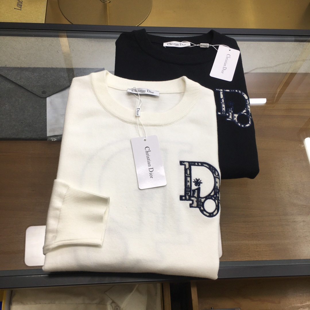 NO:662740,New sweater [Dio..r] 2025 autumn and winter new knitted woolen sweater. High-quality exquisite wool blended fabric, high-density knitting, fashionable and versatile sweater, very handsome. Classic Logo jacquard style. Durable and not easy to deform, can be easily held in various styles, classic fashion style that is sought after every year. Complete three standards. High-quality large goods. Size M-3XL, dior, sweaters, alexander wang19860909新品毛衣【Dio..r】 2025秋冬新款针织羊毛衫 高品质精致羊毛混纺面料,高密度针织,时尚百搭毛衣,帅气十足.经典Logo提花款.耐穿不易变形,版型,各种风格都能轻松Hold住,年年被追捧的经典时尚款 三标齐全 高品质大货 码数M-3XL,,dior,sweaters,alexander wang,Men's clothing